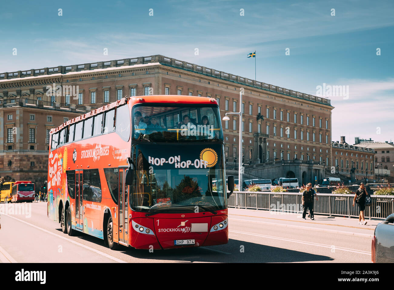 Stockholm, Suède - le 28 juin 2019 : les touristes gens Ride en rouge Hop on Hop off Bus touristique pour faire du tourisme dans la rue près de Stockholm Royal Pala Banque D'Images