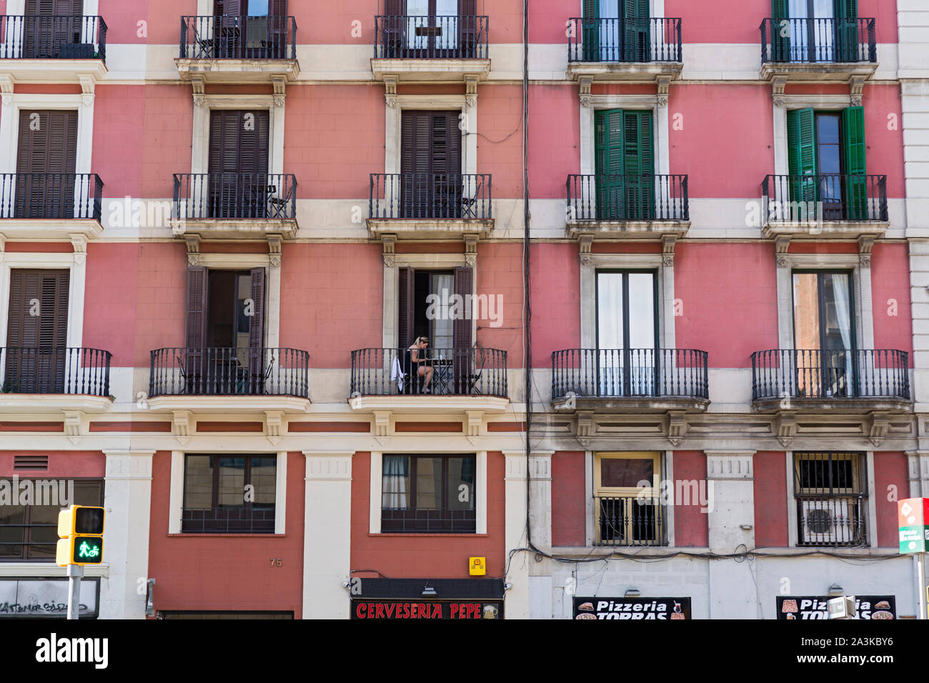 Barcelone, l'Avinguda del Paral-lel, Wohnhausfassaden Banque D'Images
