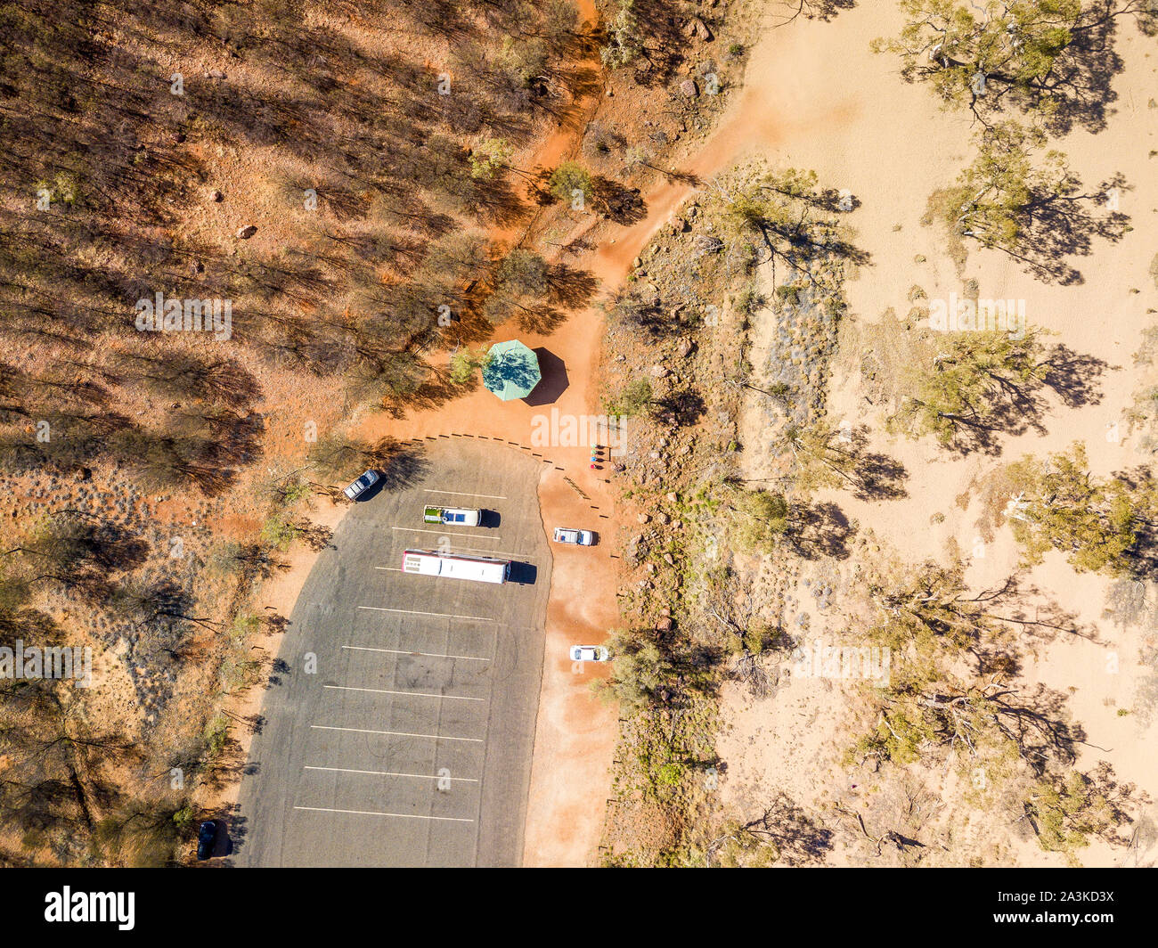 Vue aérienne de Simpsons Gap parking dans le Territoire du Nord, Australie. Banque D'Images