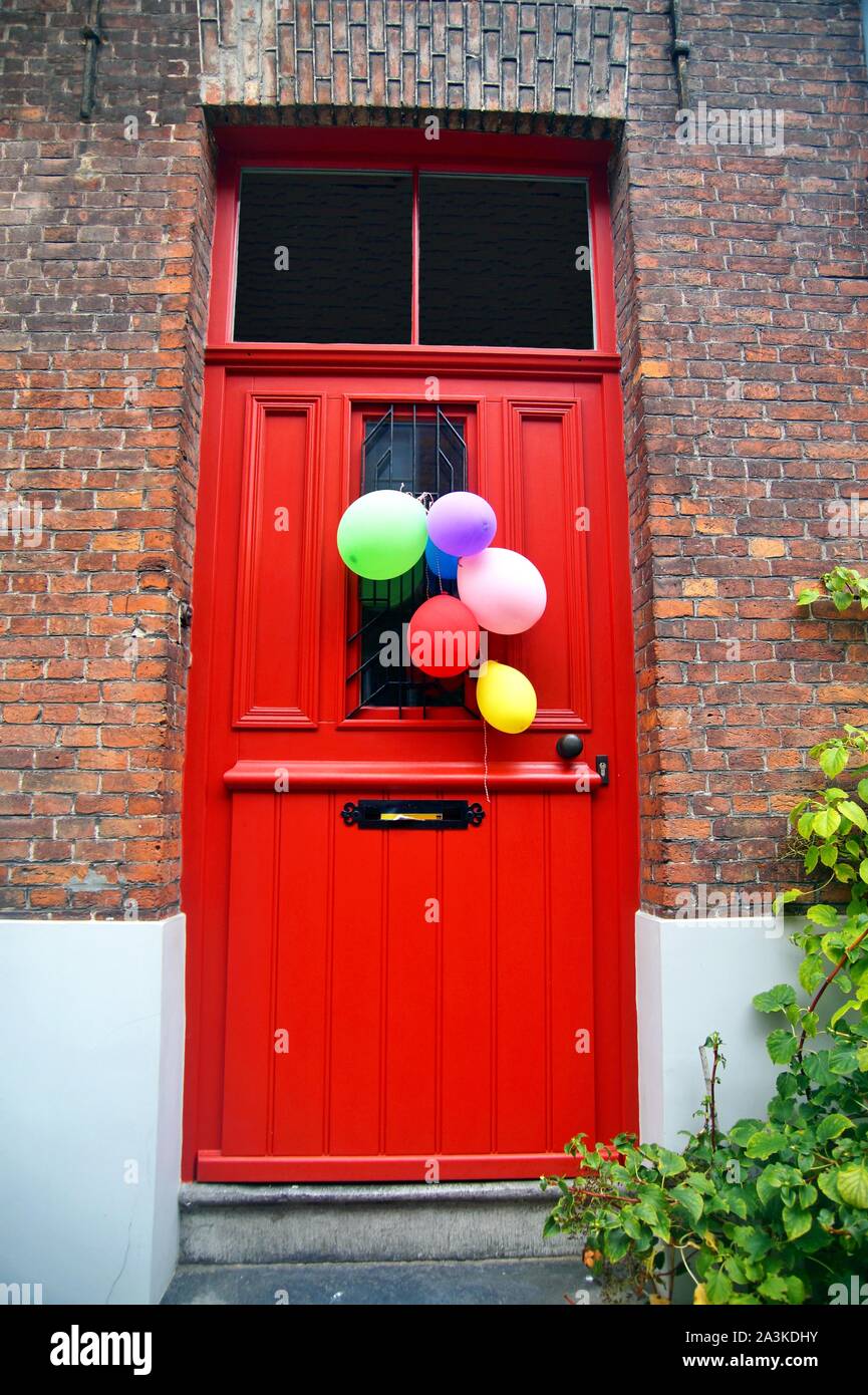Porte D Entree Rouge D Une Maison Residentielle Murale En Brique Avec Differents Ballons De Couleur Balloons Colores De L Anniversaire Volante Pour La Fete Photo Stock Alamy