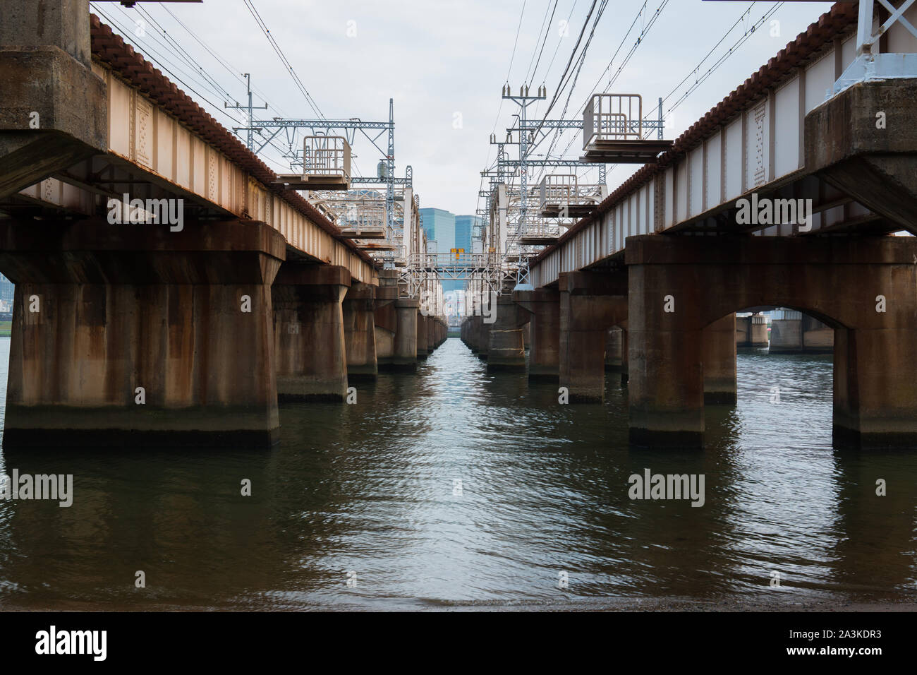 Beau pont double à Umeda de toute la Yodogawa River. Banque D'Images