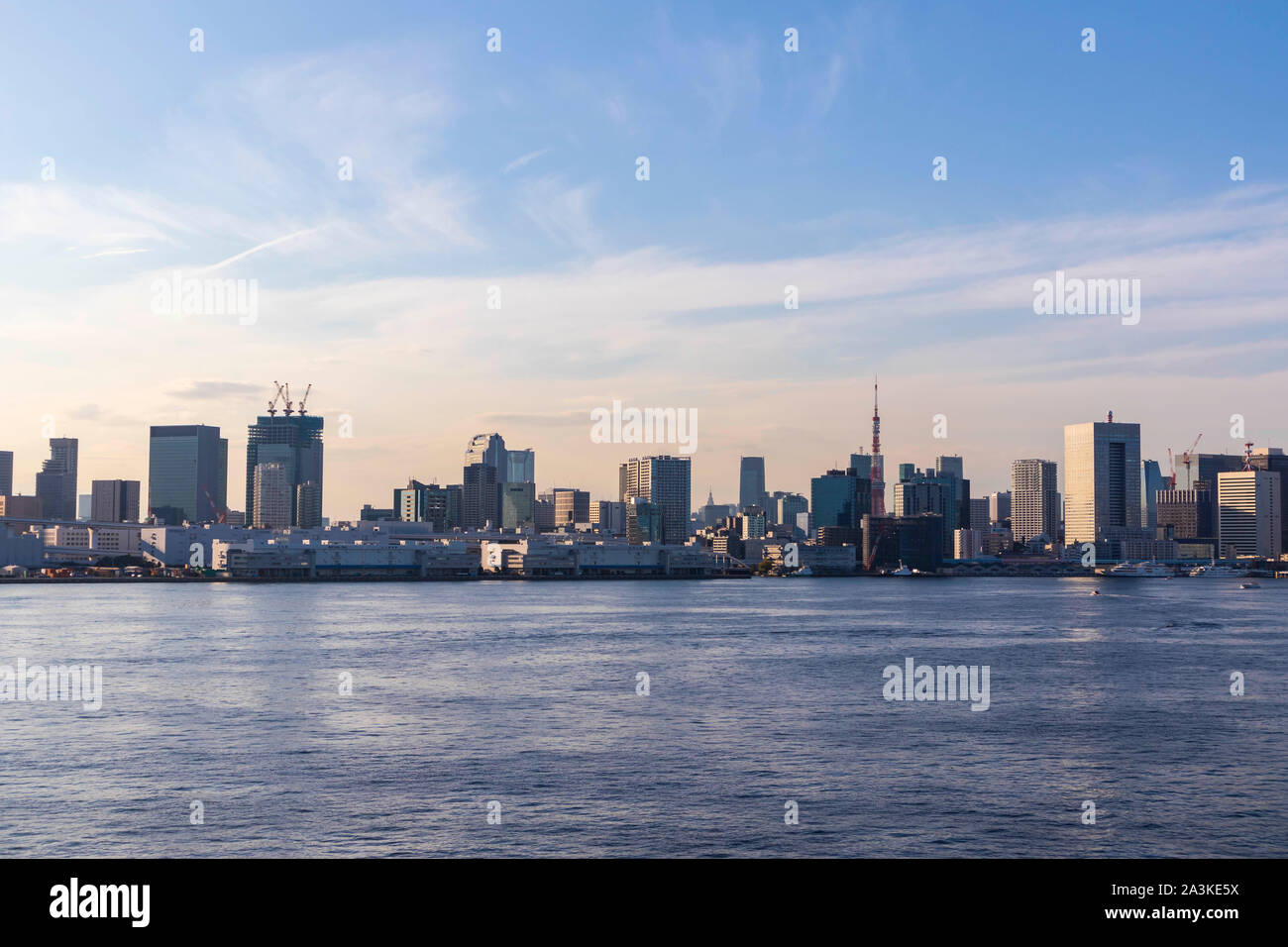 Vue sur la baie de Tokyo au cours de la journée du pont en arc-en-ciel dans d'Odaiba. Voie navigable occupé avec des navires. Banque D'Images