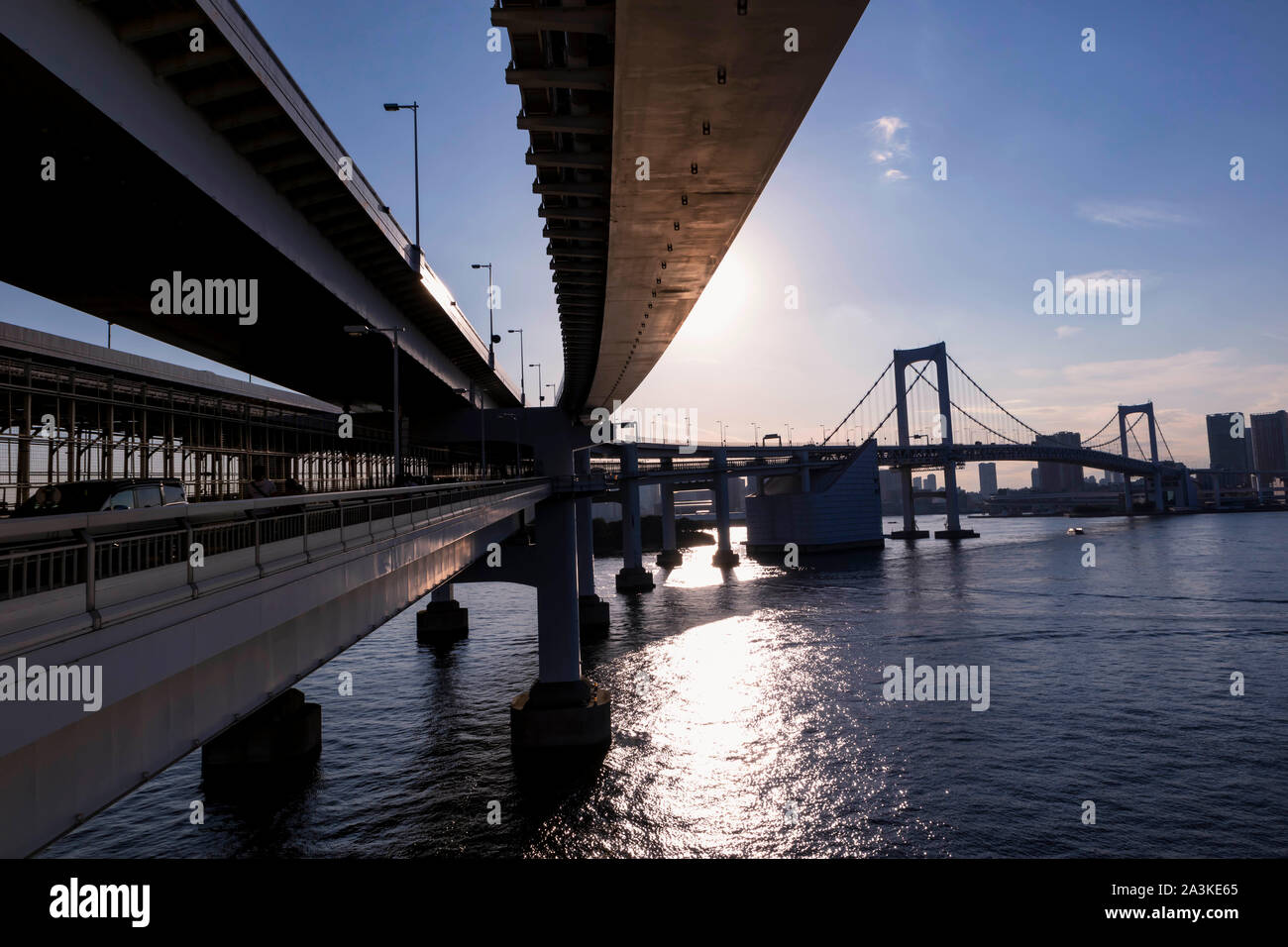 Vue sur la baie de Tokyo au cours de la journée du pont en arc-en-ciel dans d'Odaiba. Voie navigable occupé avec des navires. Banque D'Images