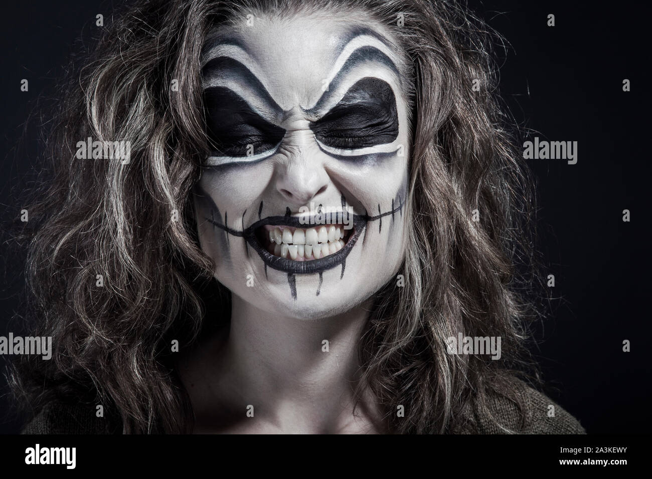 Creative Halloween constituent, en souriant. Banque D'Images