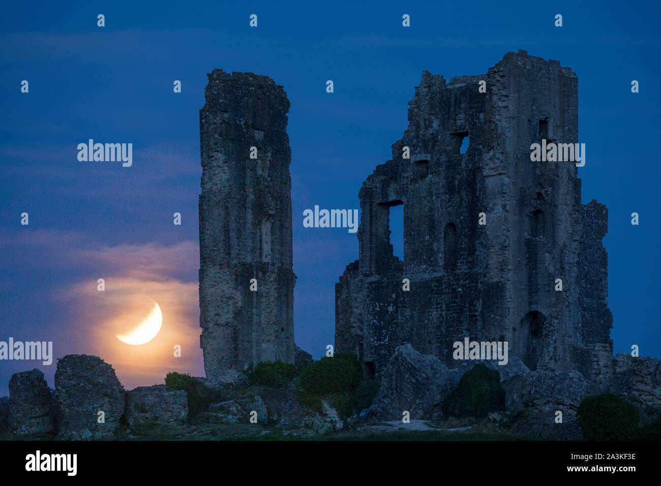 La lune en éclipse partiellement plus de Corfe Castle, Dorset, England, UK Banque D'Images