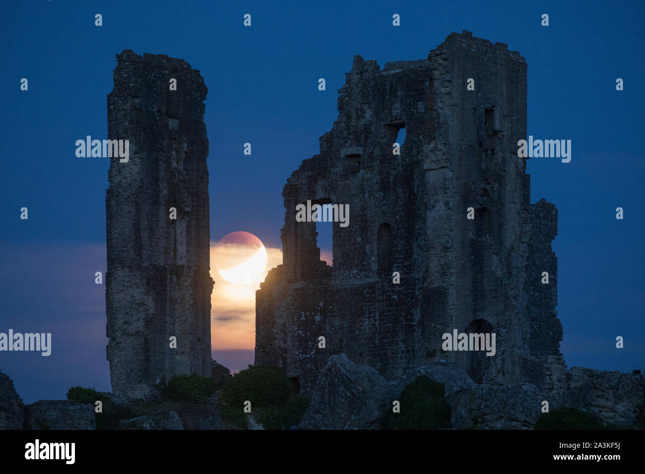 La lune en éclipse partiellement plus de Corfe Castle, Dorset, England, UK Banque D'Images