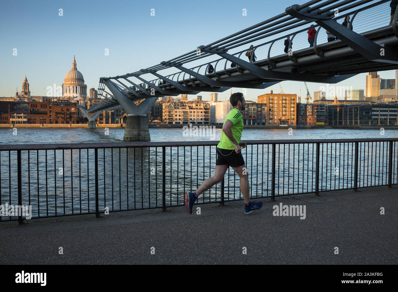 Les piétons circulant sur la rive sud de la Tamise au-delà du Millenium Bridge avec la Cathédrale de St Paul, au-delà, Londres, Angleterre, Royaume-Uni Banque D'Images