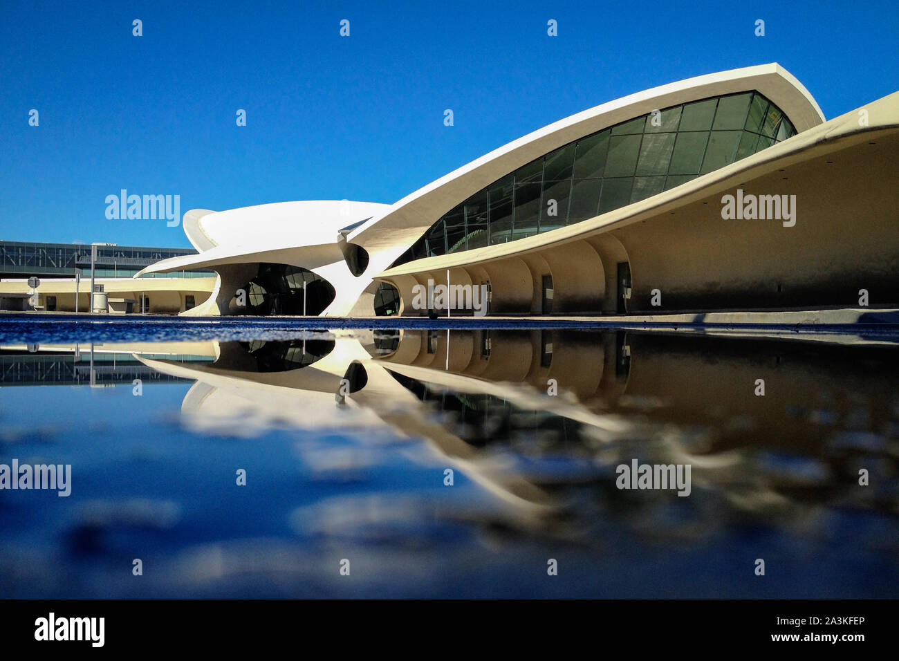 Plus de détails à partir de la borne 5 de la TWA à l'aéroport JFK. Le terminal, maintenant un hôtel, a été conçu par l'architecte américain- finlandais Eero Saarinen. Banque D'Images