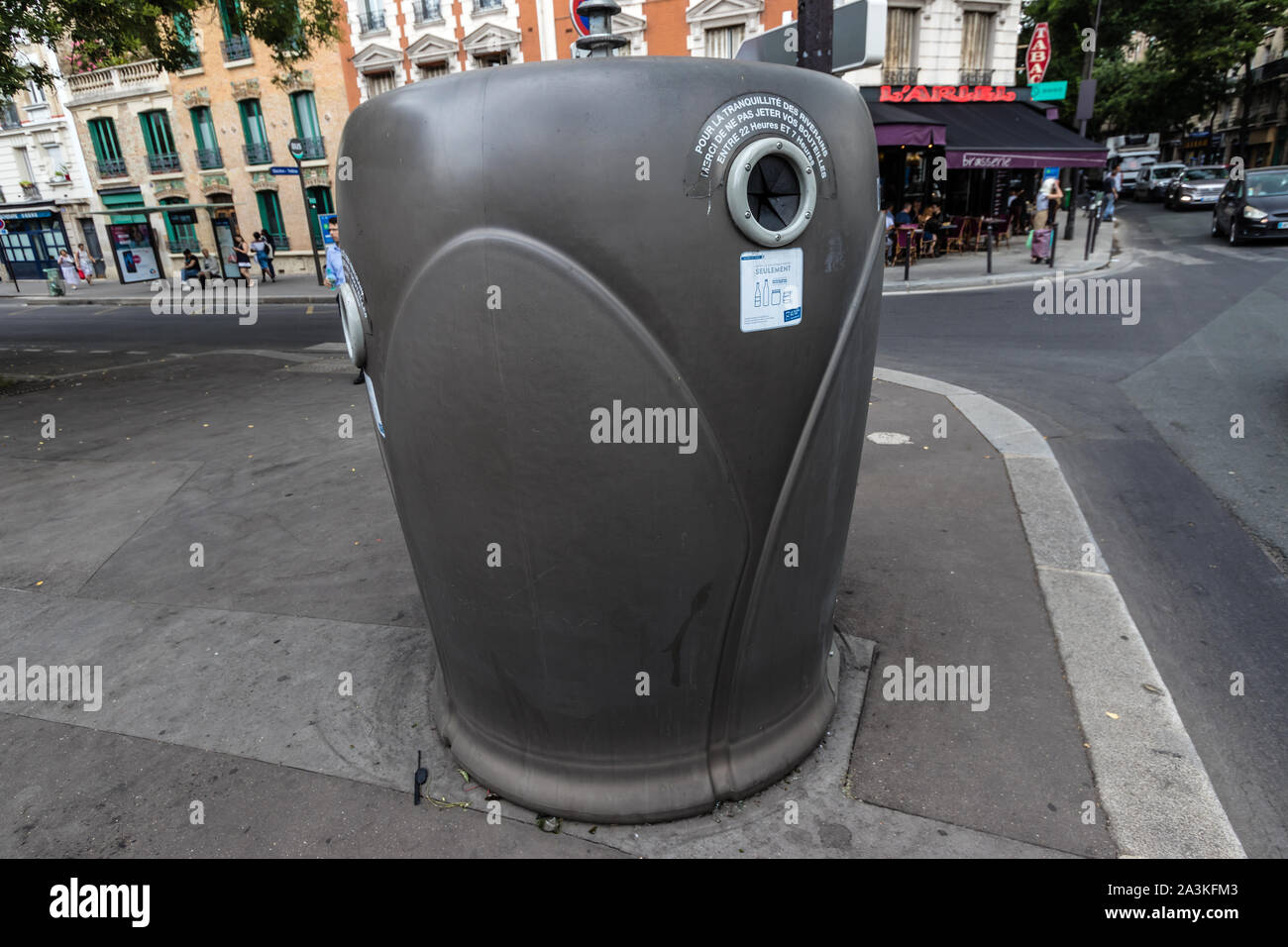 Un bac de recyclage de verre sur une rue de Paris Photo Stock - Alamy