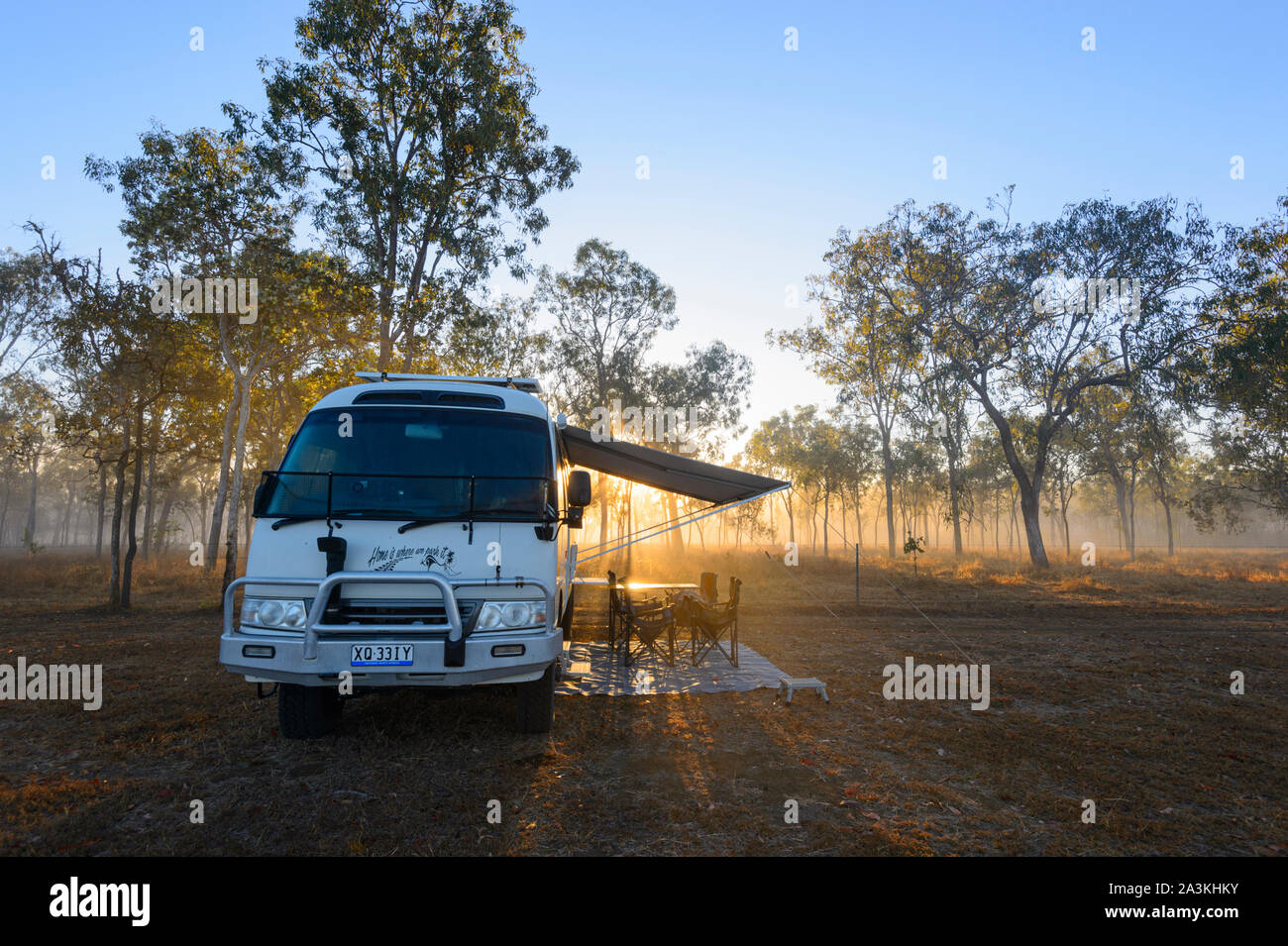 Une Toyota Coaster camping camper au lever du soleil dans le bush, Mareeba, Queensland, Queensland, Australie Banque D'Images