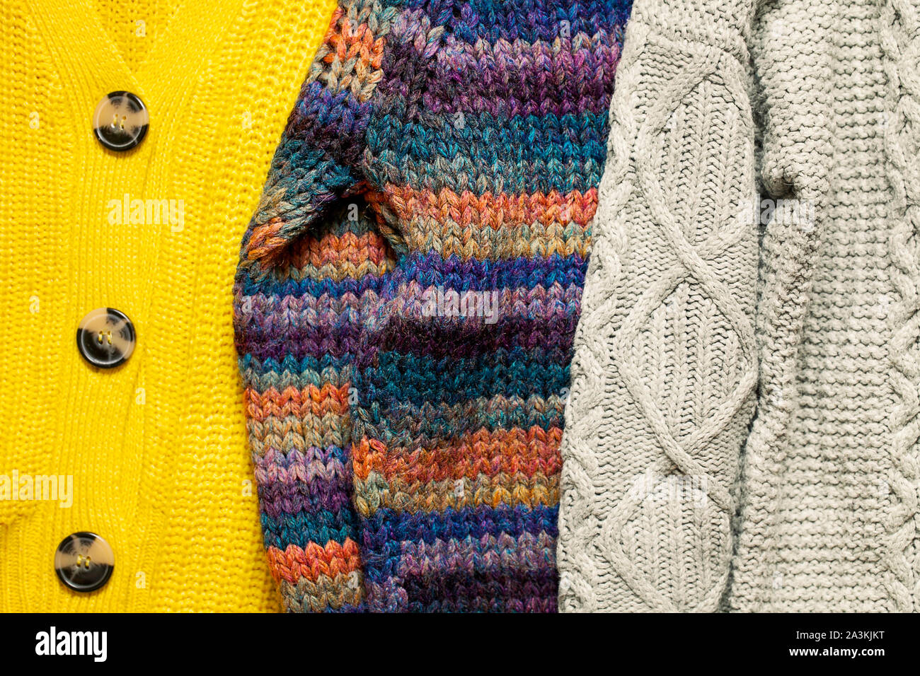 Tas ou pile de pulls tricotés confortable élégant avec des couleurs différents modèles de tricot de laine.Texture fond choses.automne hiver pulls Banque D'Images