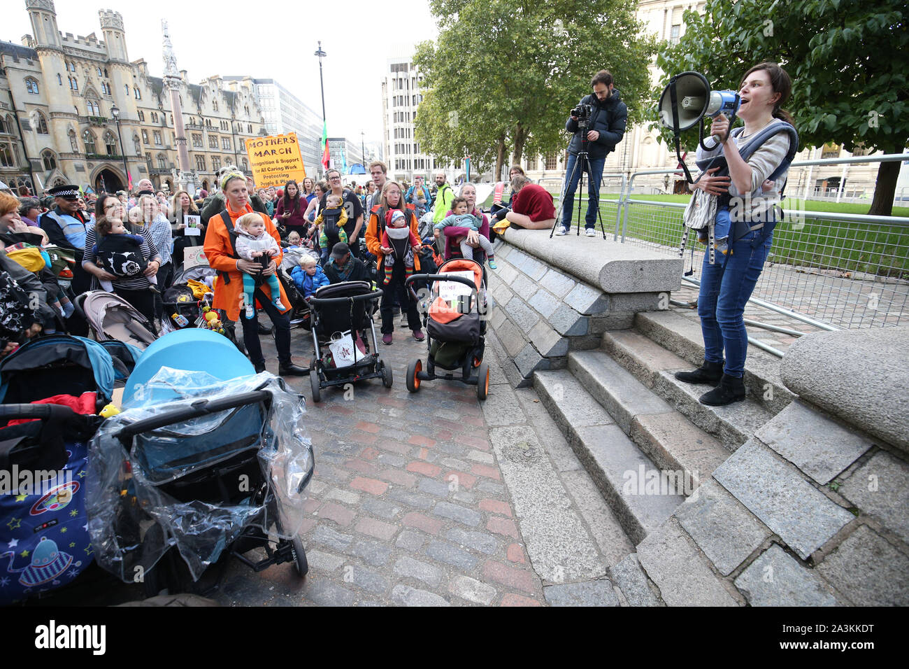 Organisateur mars Lorna Greenwood parle aux mères avant l'extinction de masse de la rébellion 'infirmière' blocus routier à l'extérieur de l'abbaye de Westminster, Londres. Banque D'Images