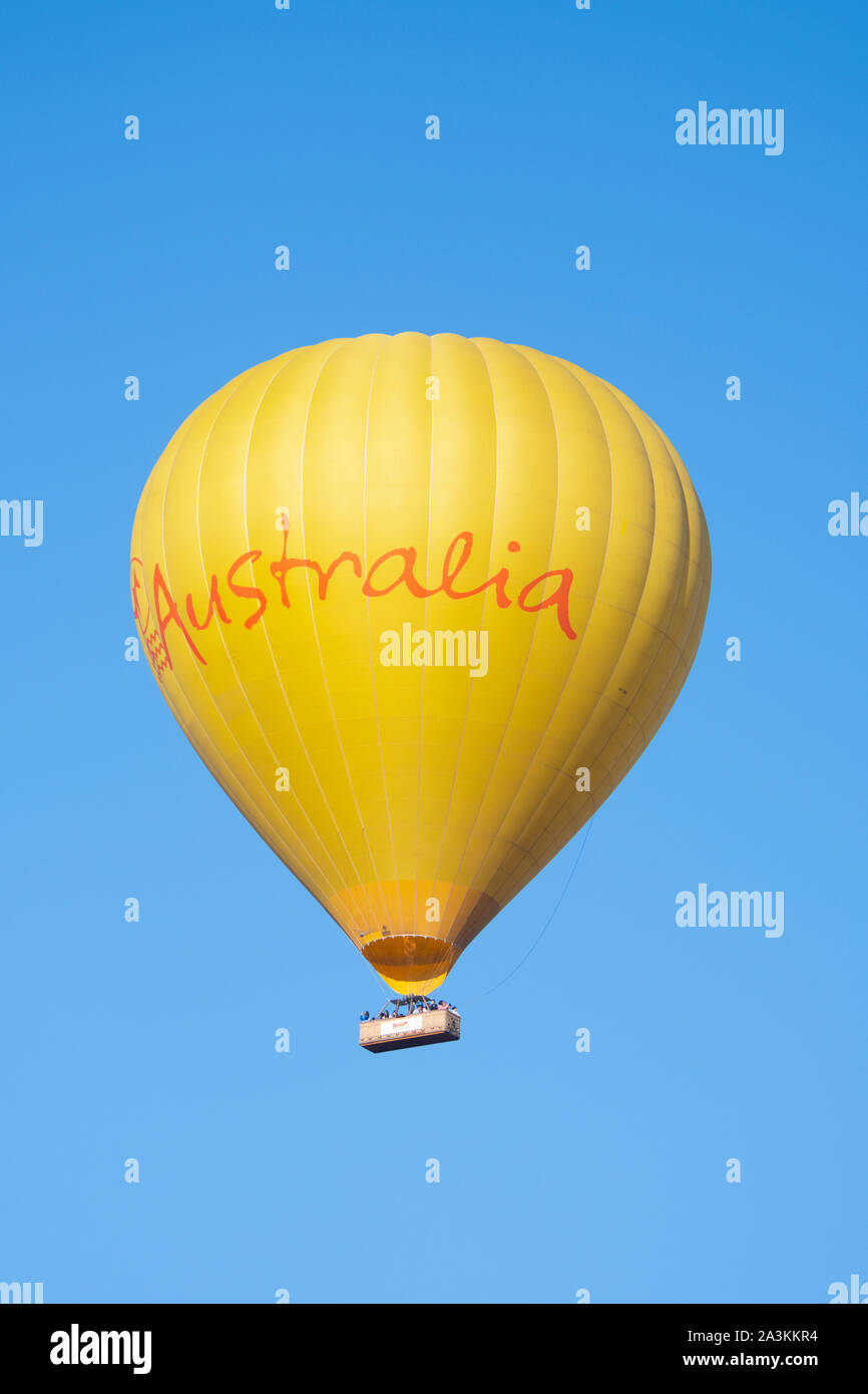 L'air chaud jaune ballon en vol avec l'Australie écrit dessus, Mareeba, Far North Queensland, Queensland, Australie, FNQ Banque D'Images