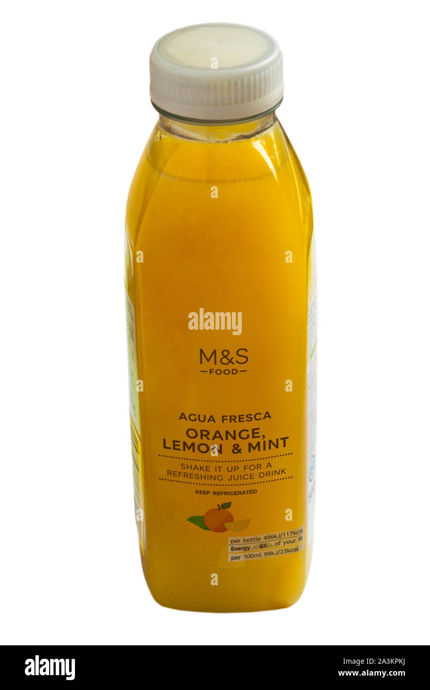 Bouteille de M&S Aqua Fresca Orange, Citron et menthe jus de fruits verre isolé sur fond blanc Banque D'Images