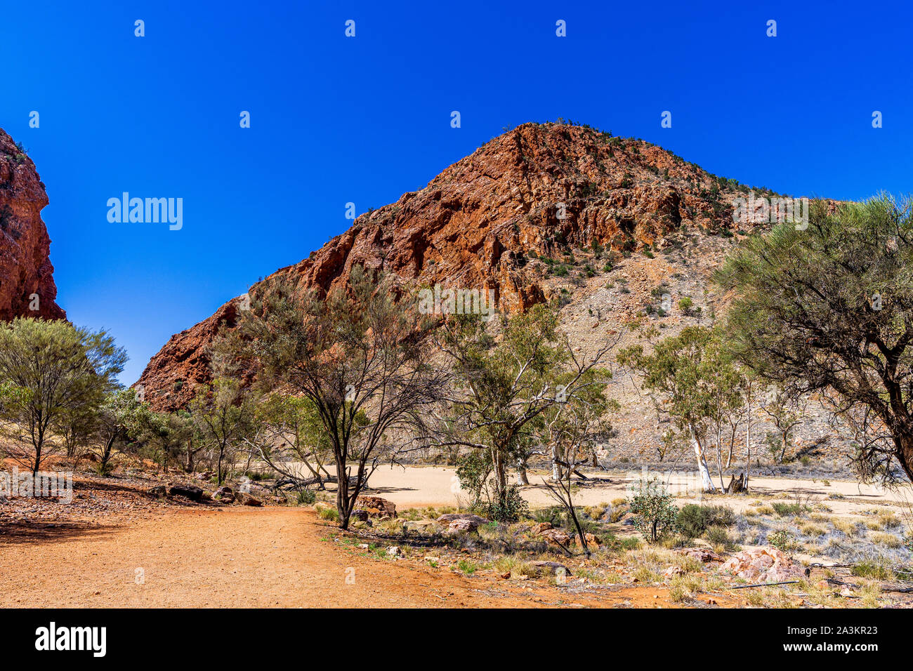 Le sentier de randonnée qui mène à Simpsons Gap dans le territoire du Nord, en Australie. Banque D'Images