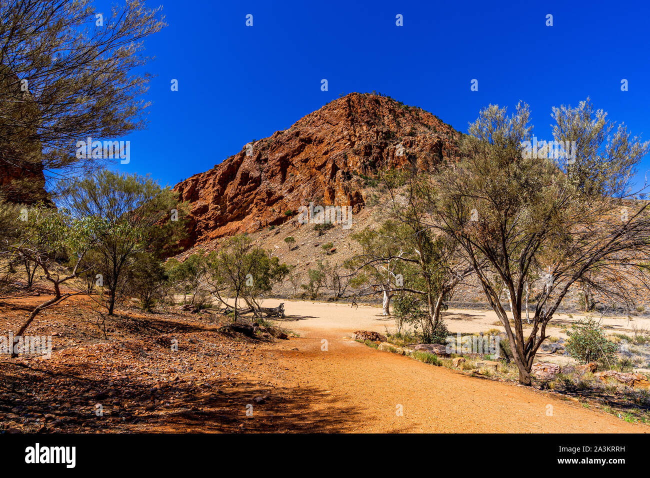 Le sentier de randonnée qui mène à Simpsons Gap dans le territoire du Nord, en Australie. Banque D'Images