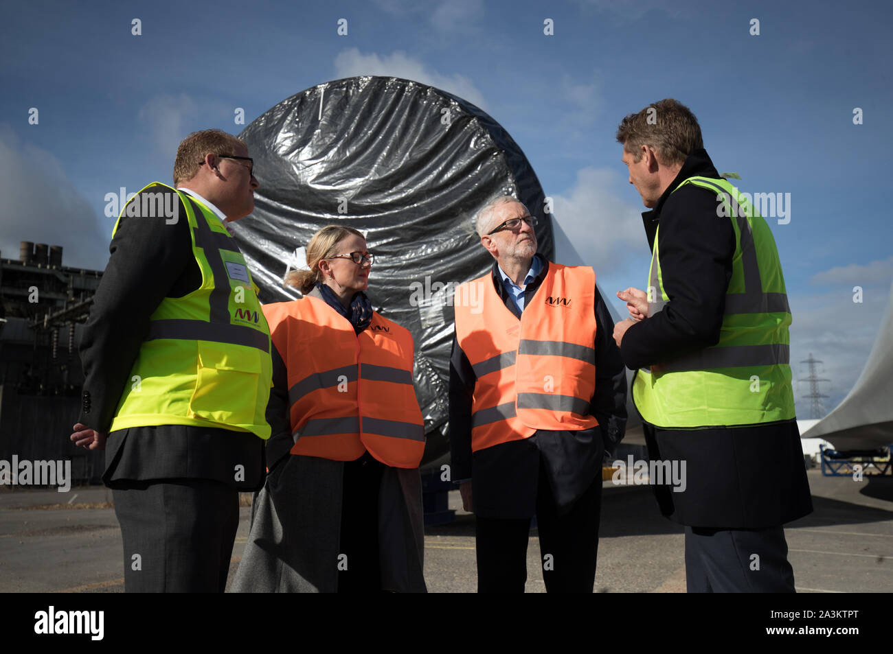 Jeremy Corbyn leader du parti (2e à droite) est rejoint par Rebecca Long-Bailey MP (2e à gauche) comme il parle à la France pour l'ICM Offshore Vestas Julian Brown (à droite) lors d'une visite à l'installation d'une éolienne à Fawley, Southampton, pour établir comment l'investissement du travail dans l'énergie verte va créer des emplois et d'avantages sociaux des collectivités côtières. Banque D'Images