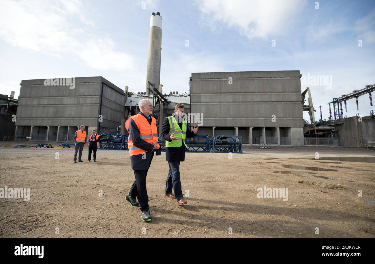 Jeremy Corbyn leader du parti (gauche) parle à Julian Brown, UK Country Manager pour Vestas ICM au large, au cours d'une visite d'une installation d'éoliennes dans la région de Fawley, Southampton, pour établir comment l'investissement du travail dans l'énergie verte va créer des emplois et d'avantages sociaux des collectivités côtières. Banque D'Images