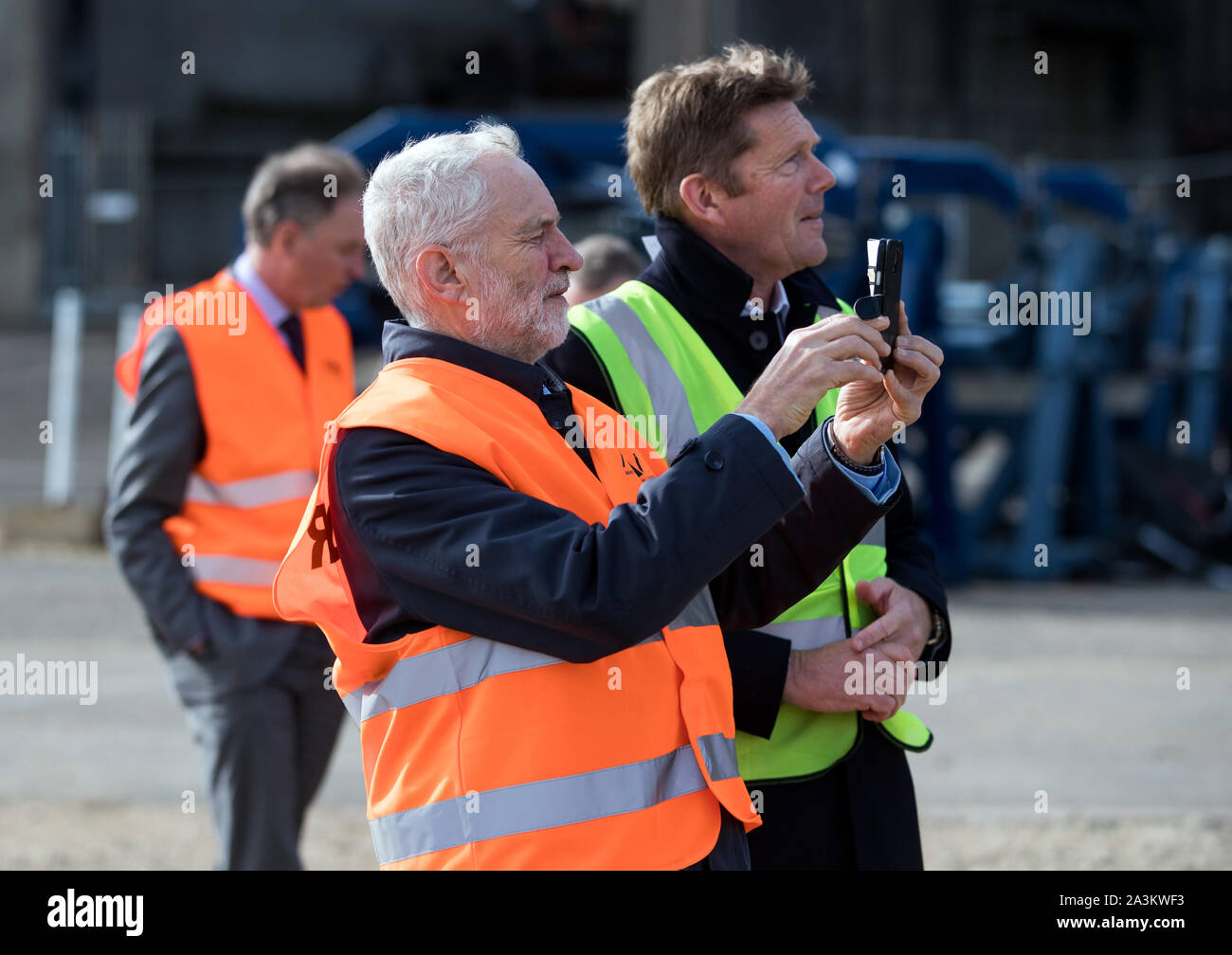 Jeremy Corbyn leader du parti prend une photo sur son téléphone lors d'une visite à l'installation d'une éolienne à Fawley, Southampton, pour établir comment l'investissement du travail dans l'énergie verte va créer des emplois et d'avantages sociaux des collectivités côtières. Banque D'Images
