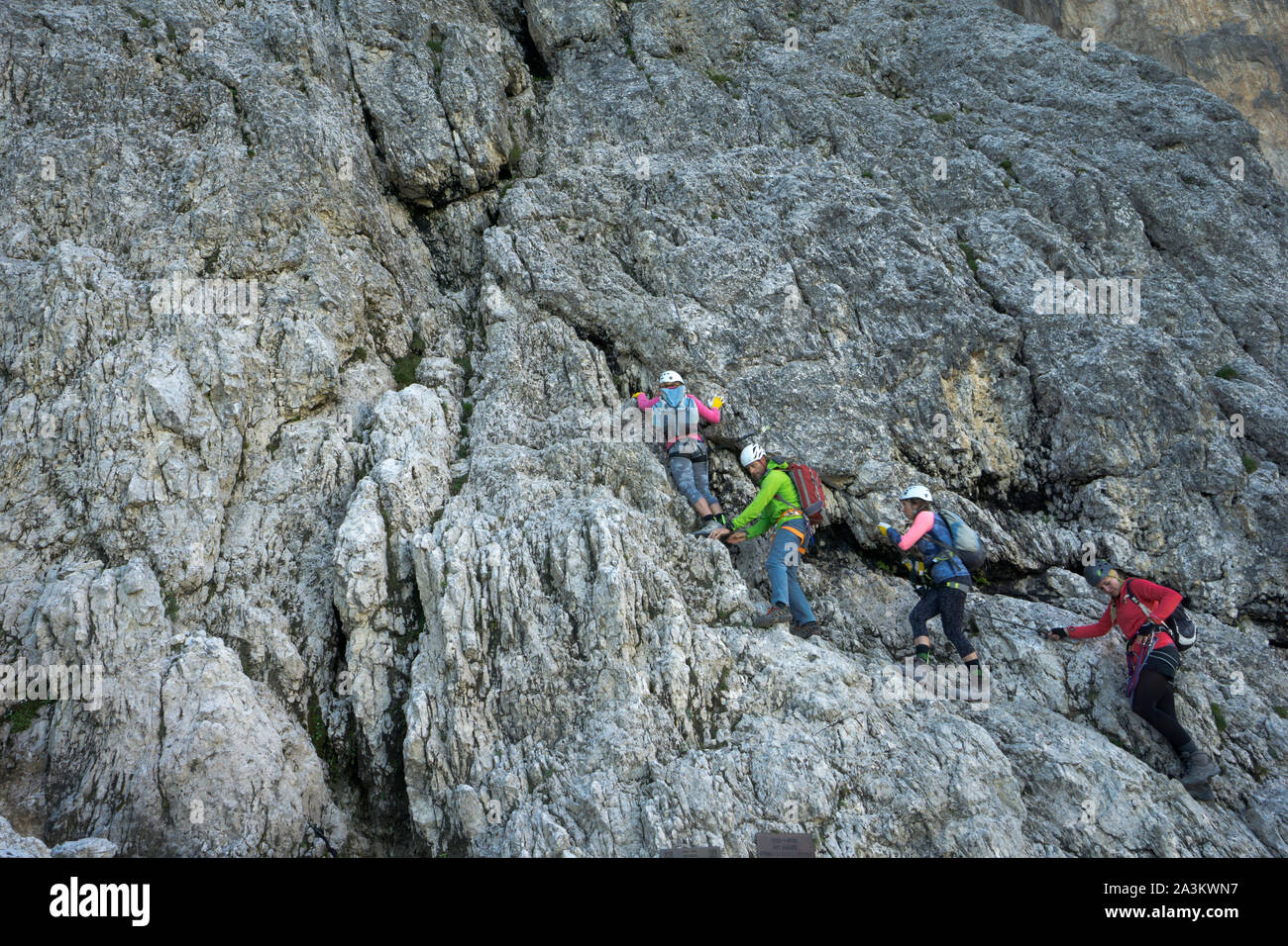 Un guide de montagne et plusieurs clients l'ascension d'une via ferrata dans les Dolomites Italaian Banque D'Images