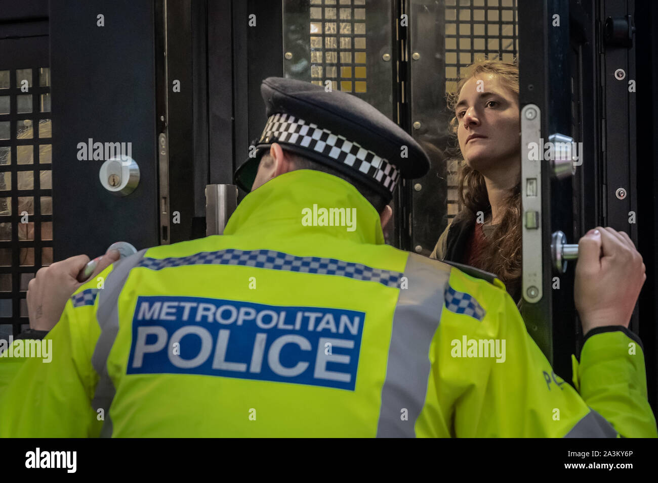 L'Extinction d'un activiste de la rébellion est arrêté et détenu à l'intérieur d'un fourgon de police après avoir tenté de faire obstruction et d'occuper Victoria Embankment de 6h avec de nombreux autres manifestants rébellion d'extinction. Les défenseurs de la commencer deux semaines de nouvelle vague de protestation action causant des perturbations dans les principaux sites à Londres comme Westminster Bridge, pont de Lambeth, Trafalgar Square, le Parlement et Smithfield Market ainsi que plusieurs blocages de routes. La Police métropolitaine ont confirmé plus de 1500 arrestations à ce jour. Londres, Royaume-Uni. Banque D'Images