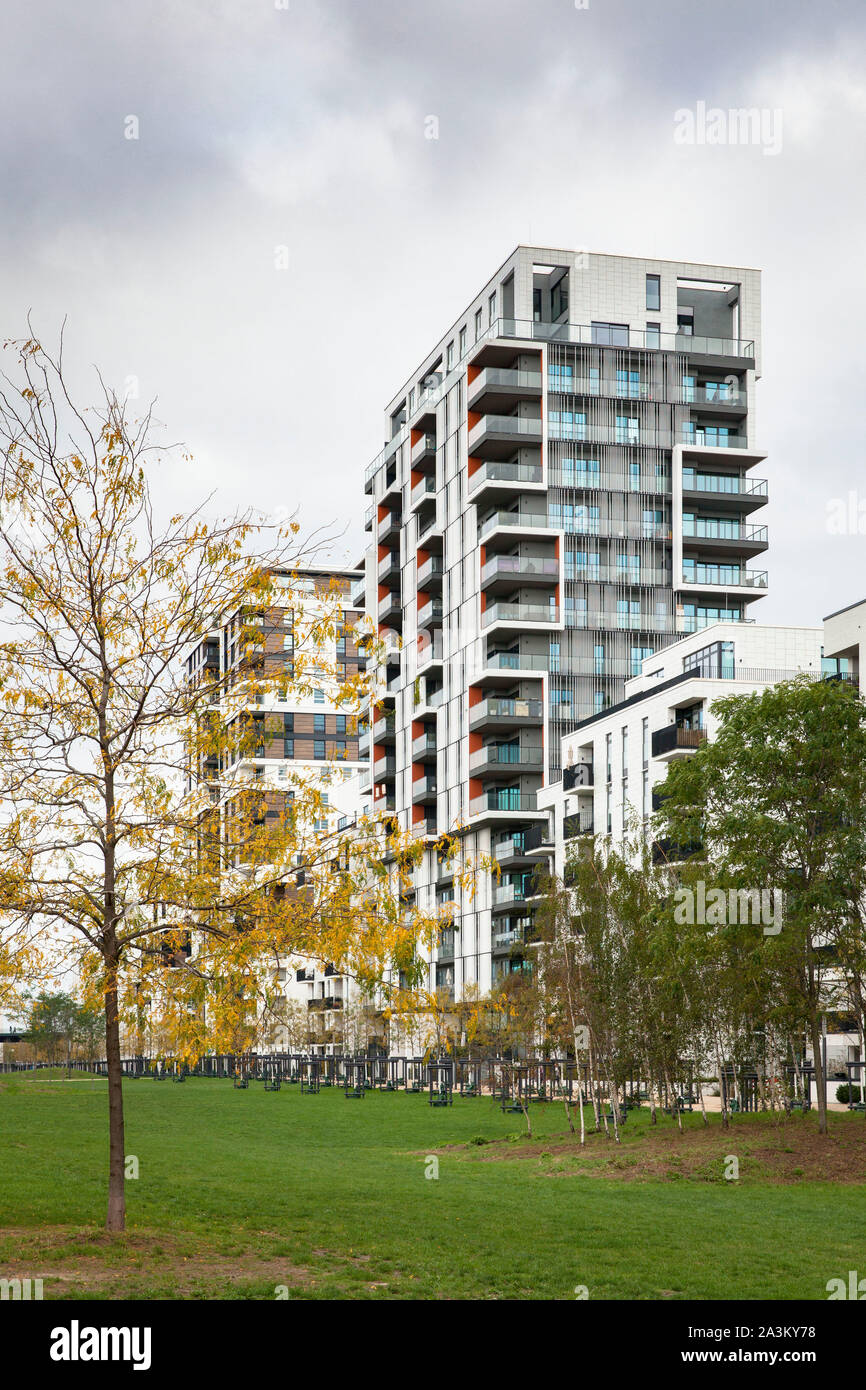 Maisons sur Toulouser Allee, Quartier Central, district de Derendorf, tours résidentielles Pandion Le Grand Tour et Ciel et terre, Düsseldorf, Rhénanie-n Banque D'Images