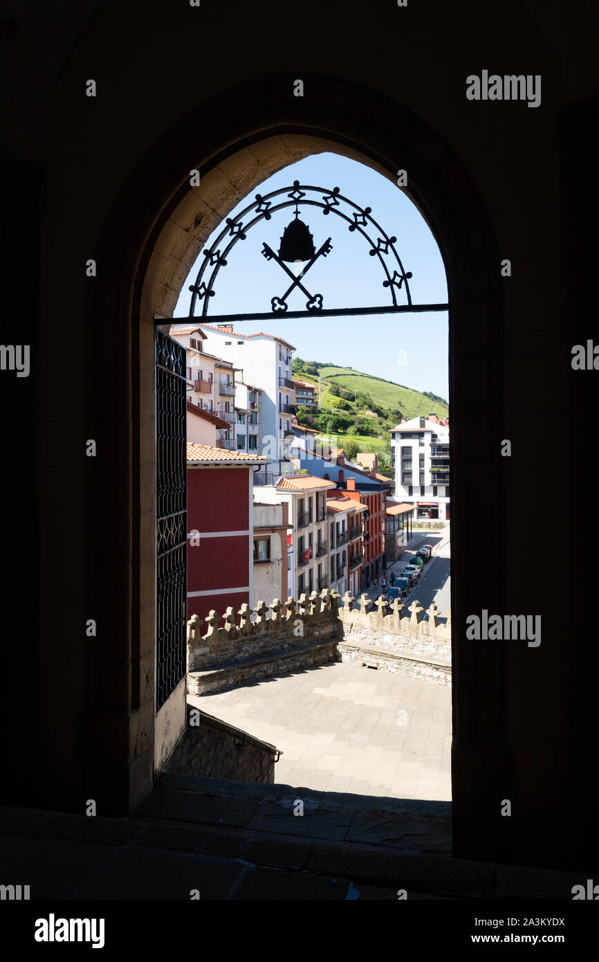 L'entrée de l'église de San Pedro, Zumaia, Pays Basque, Espagne, Royaume-Uni Banque D'Images