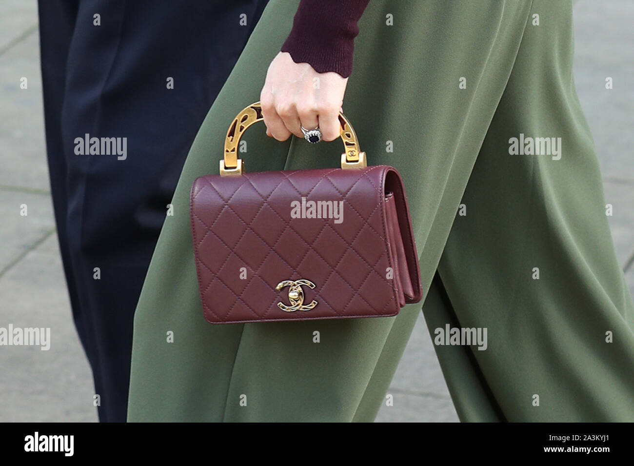 Chanel hand bag Banque de photographies et d'images à haute résolution -  Alamy