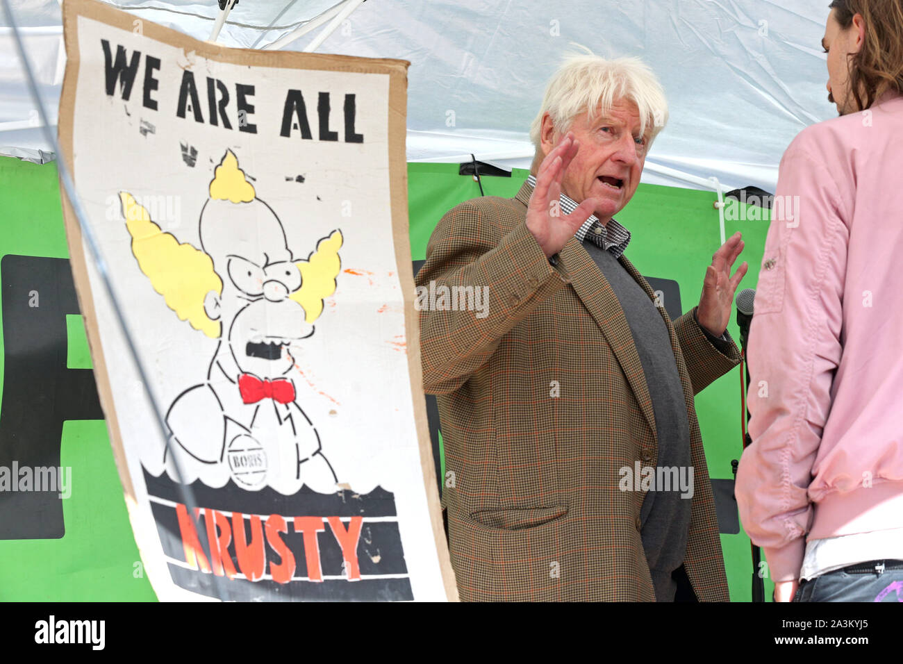 Stanley Johnson, le père du premier ministre, Boris Johnson, rejoint les manifestants à Trafalgar Square au cours de la troisième journée d'une rébellion d'Extinction (XR) Manifestation à Westminster, Londres. Banque D'Images