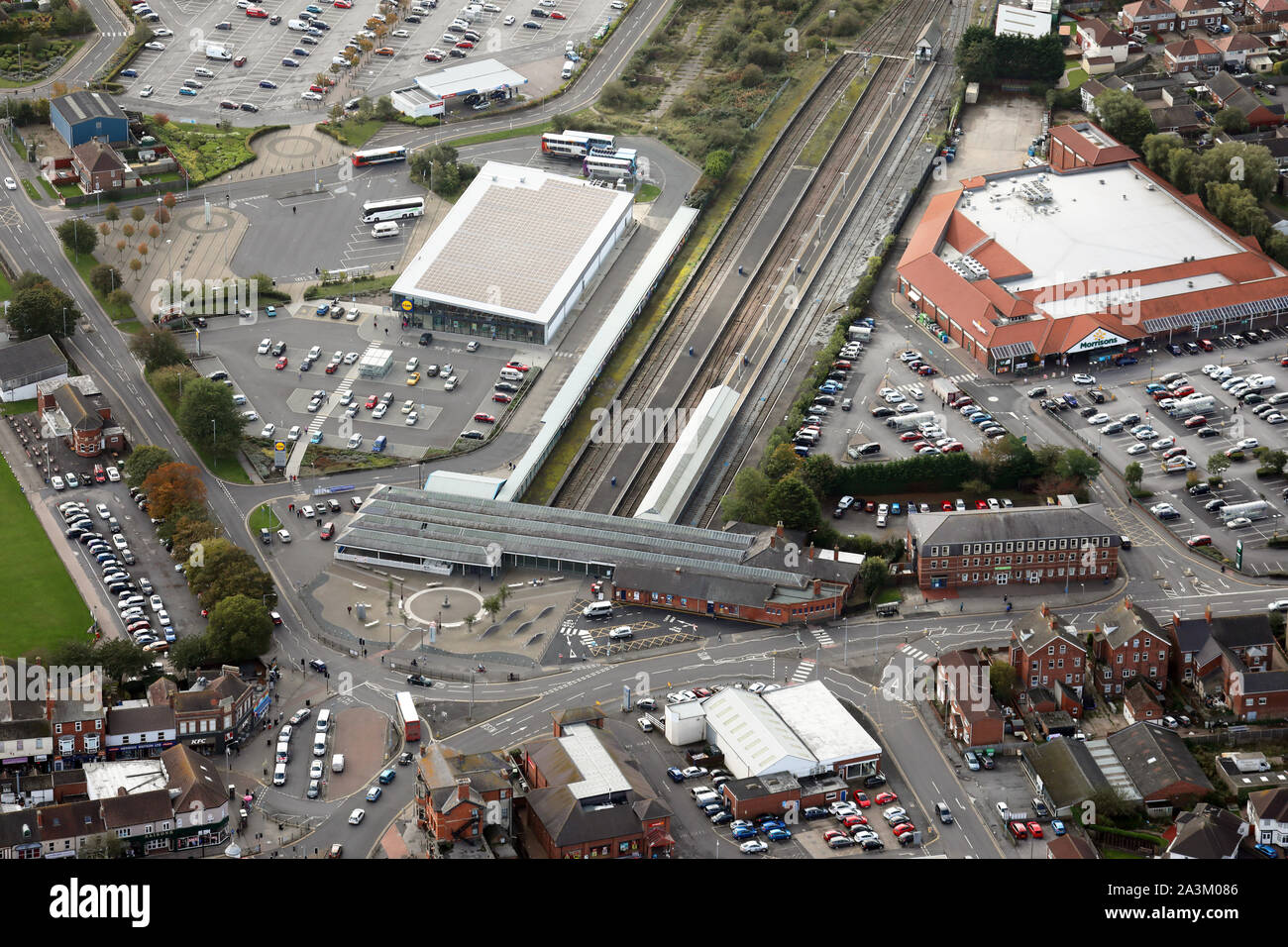 Vue aérienne de la gare de Skegness et supermarché Morrisons, Lincolnshire Banque D'Images