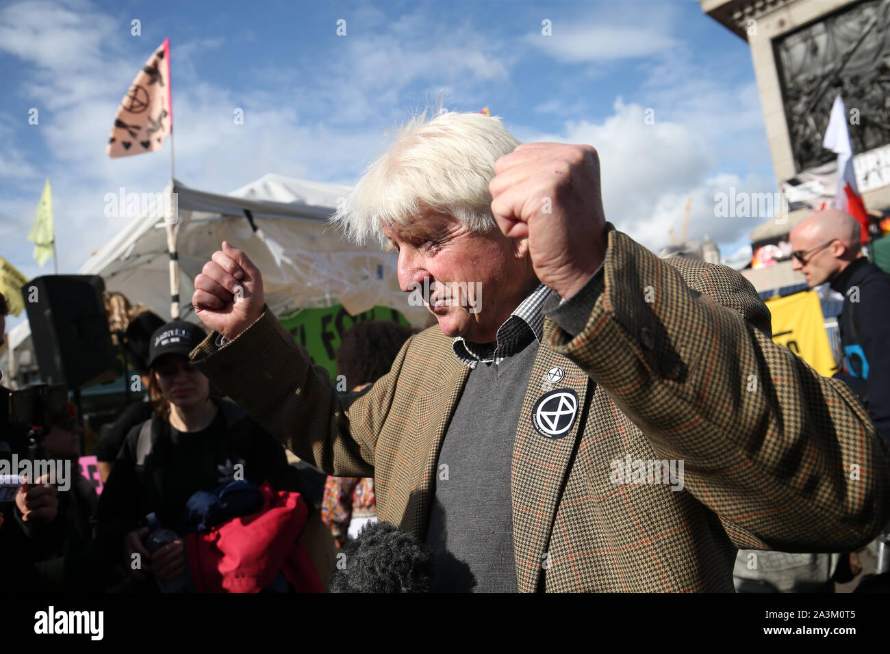Stanley Johnson, le père du premier ministre, Boris Johnson, rejoint les manifestants à Trafalgar Square au cours de la troisième journée d'une rébellion d'Extinction (XR) Manifestation à Westminster, Londres. Banque D'Images