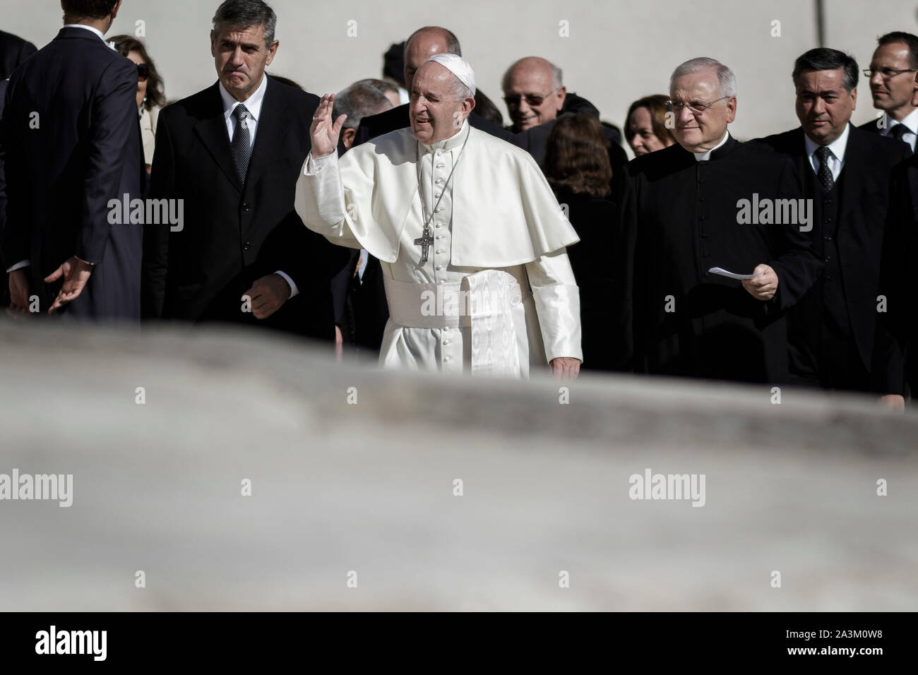 Cité du Vatican, Vatican. 09 octobre, 2019. Le pape François salue les fidèles pendant qu'il part à la fin de l'audience générale hebdomadaire sur la Place Saint Pierre. Credit : Giuseppe Ciccia/Alamy Live News Banque D'Images Cité du Vatican, Vatican. 09 octobre, 2019. Le pape François salue les fidèles pendant qu'il part à la fin de l'audience générale hebdomadaire sur la Place Saint Pierre. Credit : Giuseppe Ciccia/Alamy Live News Banque D'Images