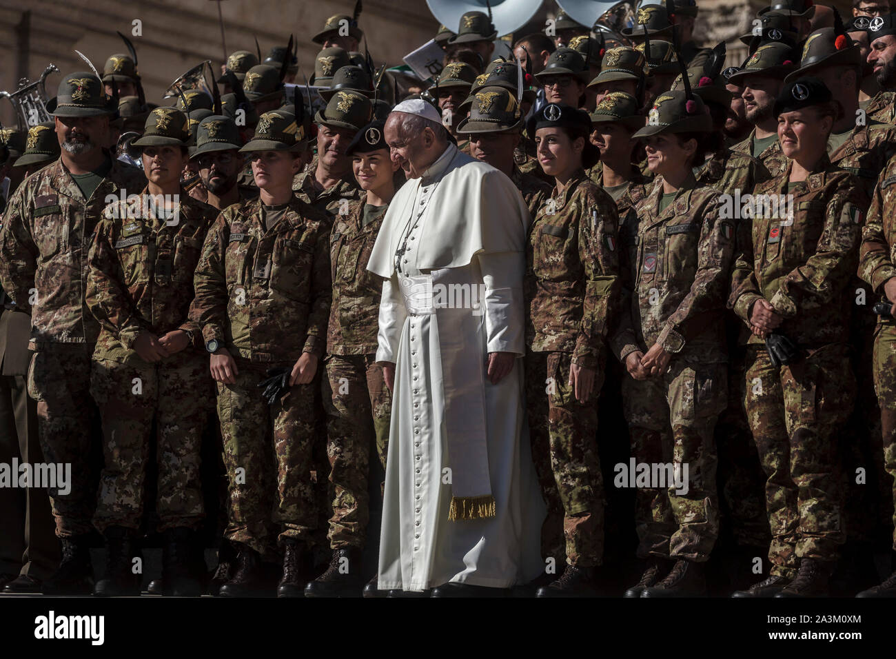 Cité du Vatican, Vatican. 09 octobre, 2019. Pape Francis pose avec des soldats de la Brigade alpine italienne Julia au cours de l'audience générale hebdomadaire sur la Place Saint Pierre. Credit : Giuseppe Ciccia/Alamy Live News Banque D'Images Cité du Vatican, Vatican. 09 octobre, 2019. Pape Francis pose avec des soldats de la Brigade alpine italienne Julia au cours de l'audience générale hebdomadaire sur la Place Saint Pierre. Credit : Giuseppe Ciccia/Alamy Live News Banque D'Images