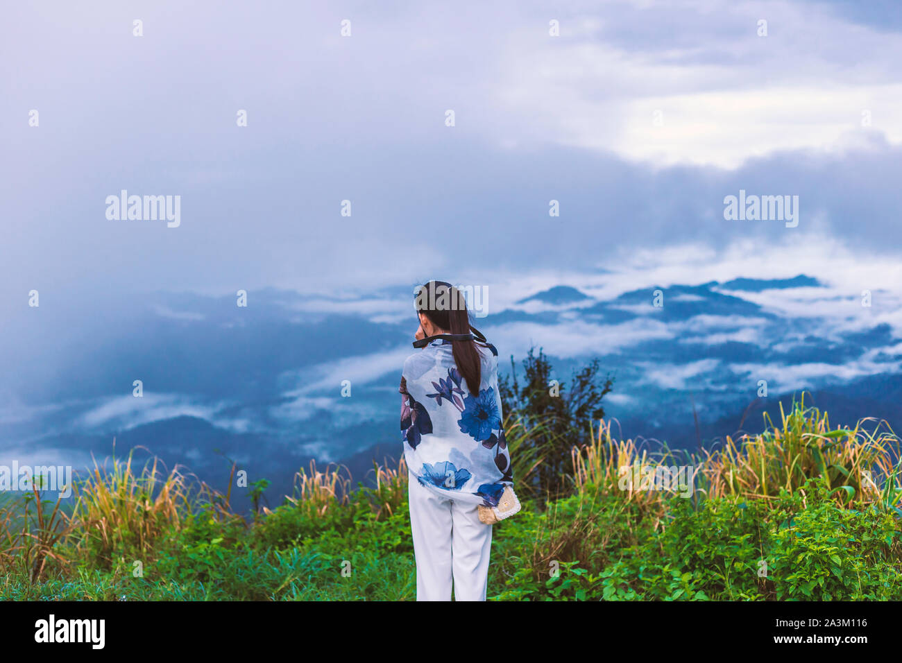 Fille sur le haut de la colline tandis que prendre une photo Voir le matin. Banque D'Images