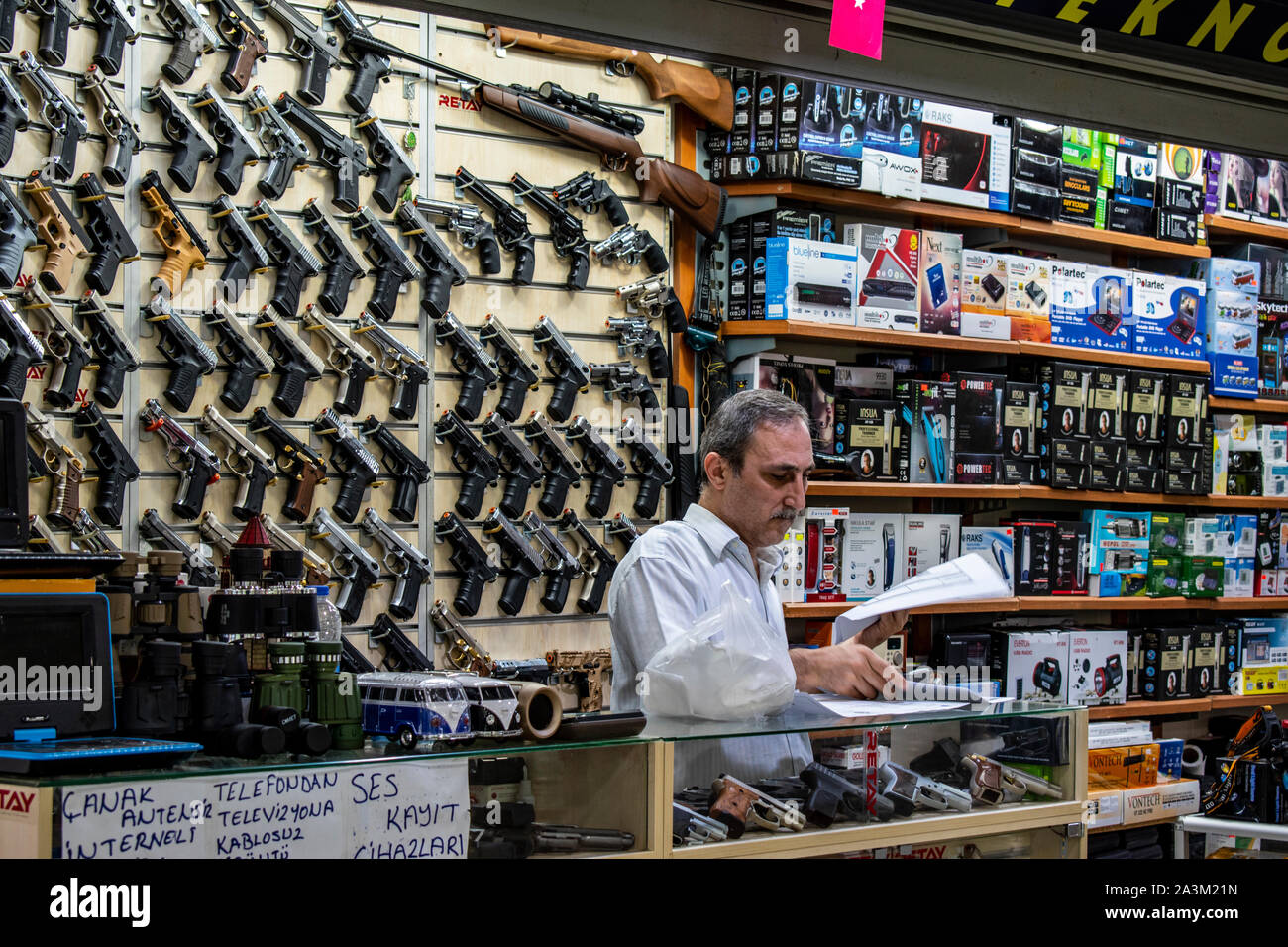 Istanbul, Turquie, Moyen Orient : la vie quotidienne dans la ville, un vendeur d'armes à son magasin compteur dans un passage souterrain de la rue d'Istanbul Banque D'Images