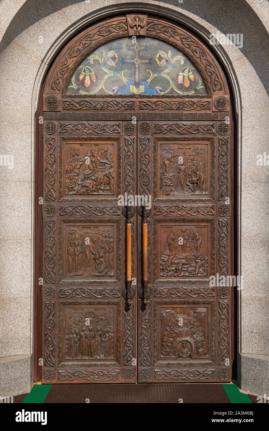 La porte de l'église voûté en bois avec gravure des scènes à partir de la  Bible et du vitrail Photo Stock - Alamy