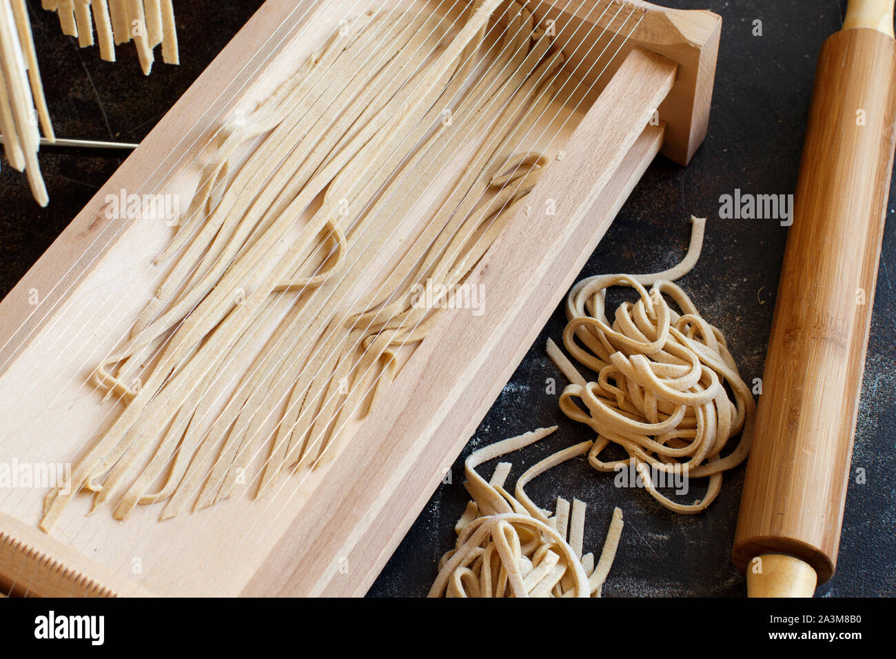 Décisions tagliolini Pasta alla Chitarra avec un outil close up Banque D'Images