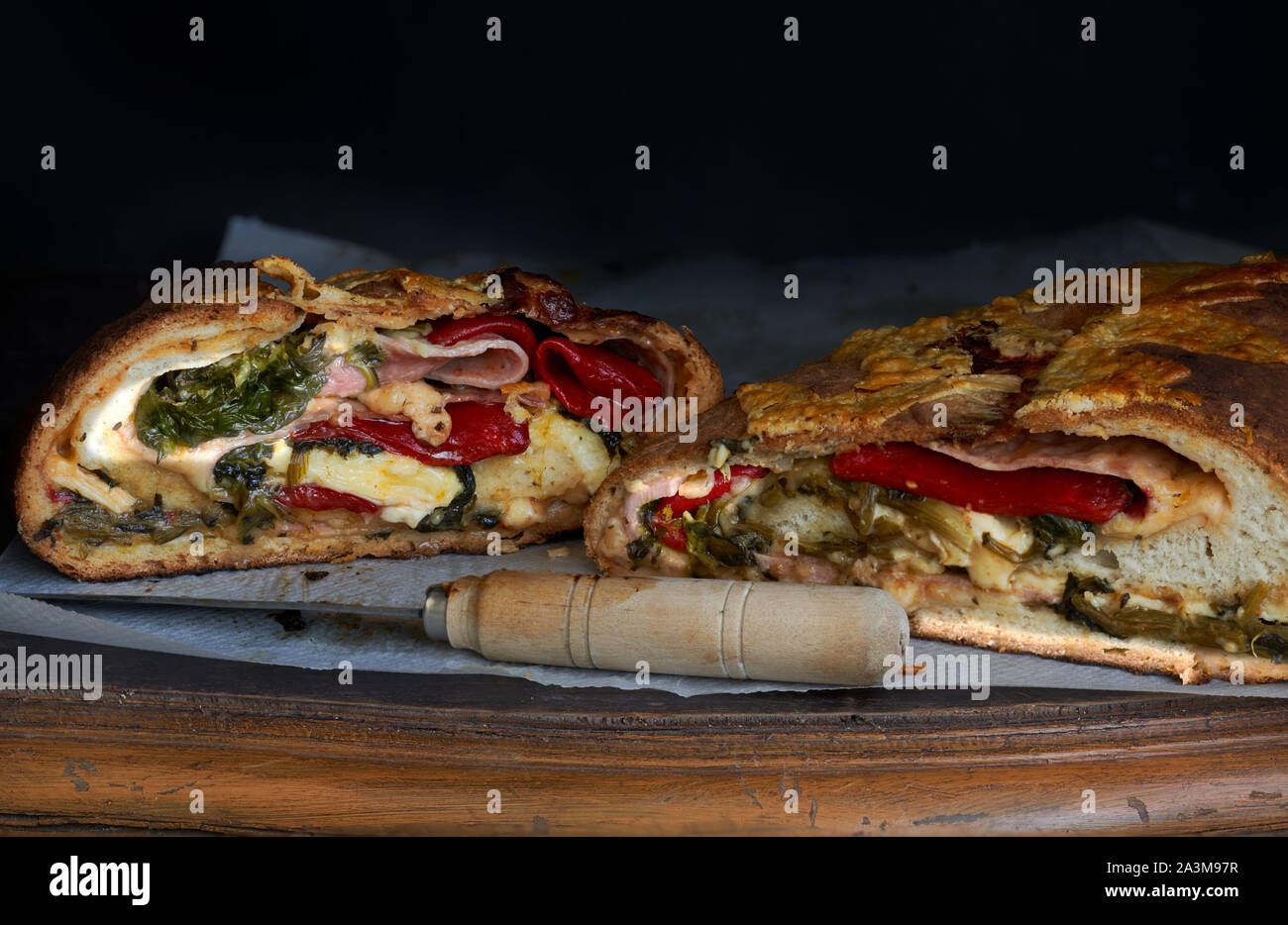 Close-up. Composé de pain et de pâte farcies de mozzarella, gouda et camambet. Poivrons rouges, de jambon et de légumes. Banque D'Images