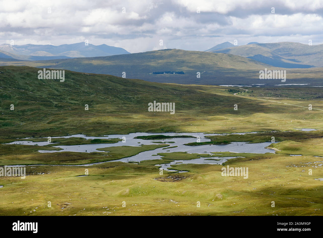 River Bà & Lochan na, Chaorach Stainge Bienn au milieu à gauche, vu de Meall Mor, Rannoch Moor, Highland, Scotland, UK Banque D'Images
