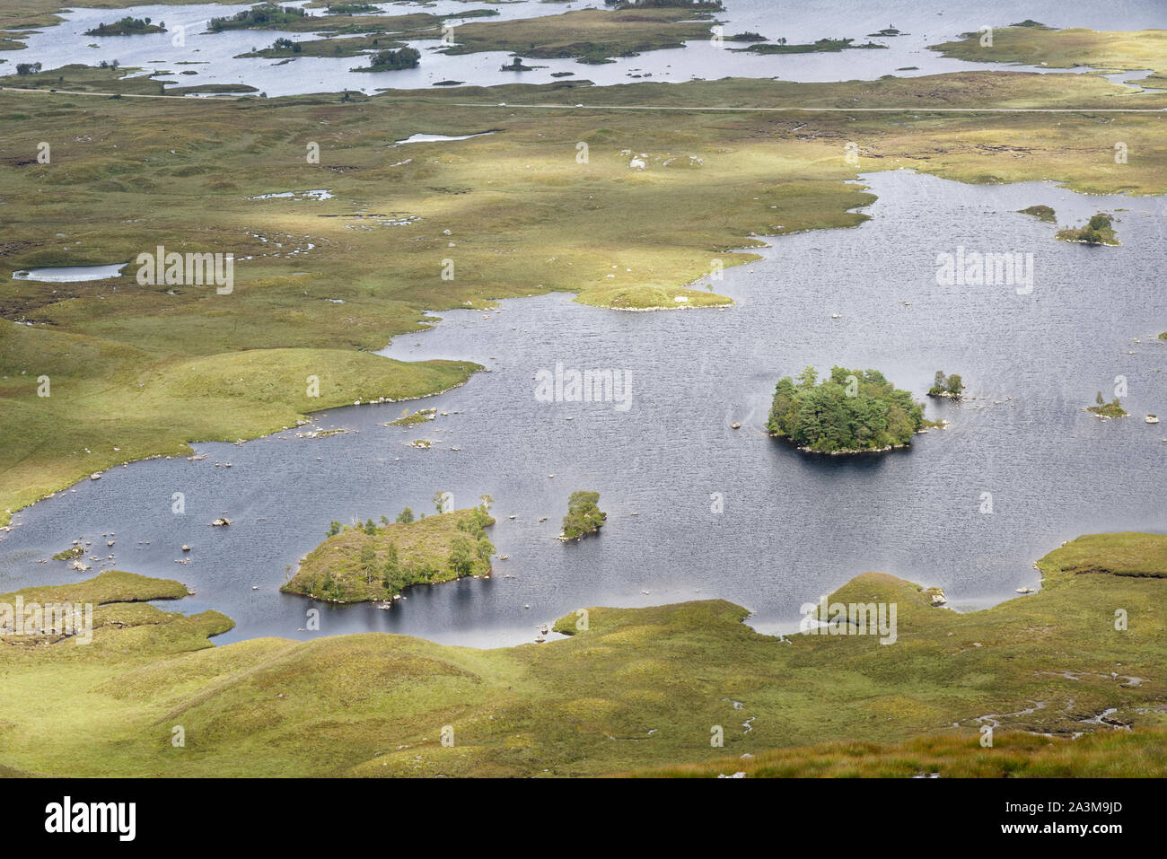 Lochan na h-Achlaise avec Loch Bà derrière, vu de Meall Mor, Rannoch Moor, Highland, Scotland, UK Banque D'Images