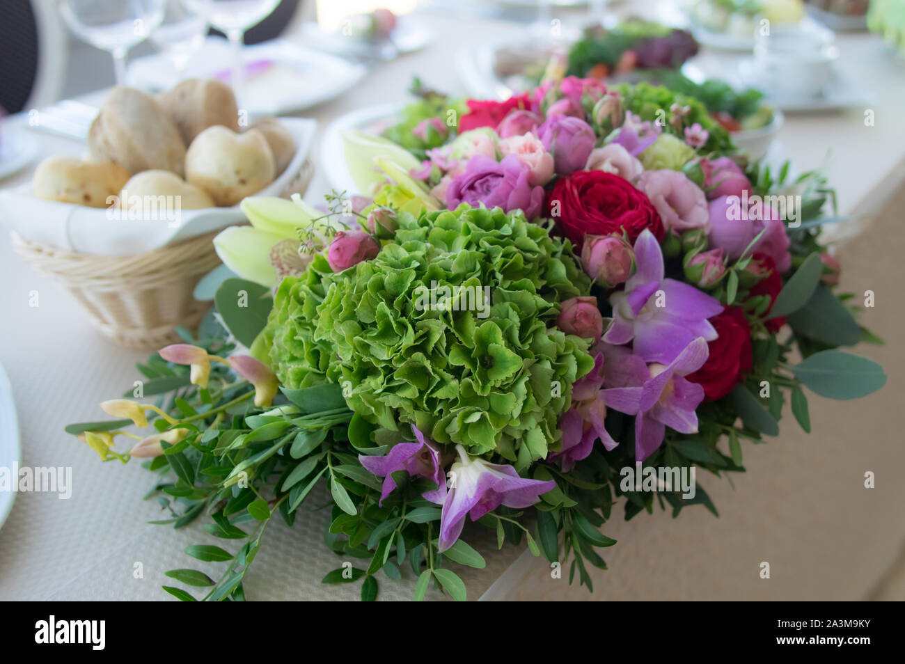 Bouquet de roses colorées et ranunkulus, décoration de mariage Banque D'Images