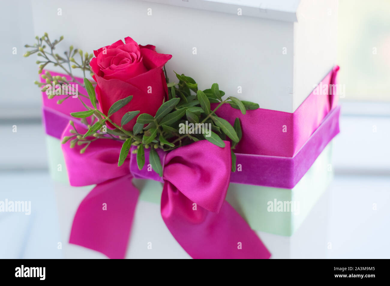 Rose avec décoration de mariage coloré Banque D'Images Rose avec décoration de mariage coloré Banque D'Images