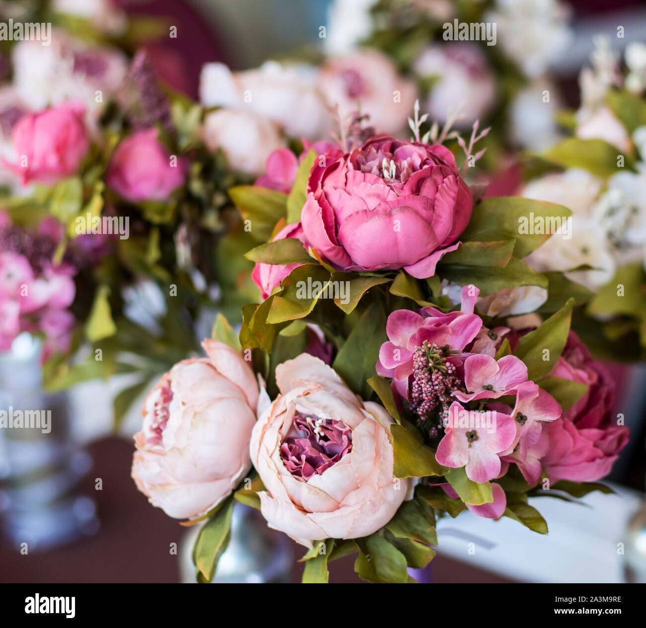 Bouquet coloré avec de pivoines et d'hydrangea, décoration de mariage avec  des fleurs artificielles Photo Stock - Alamy