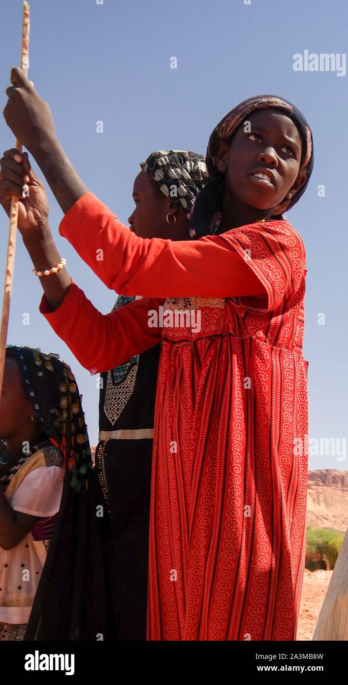 Portrait de Toubou, ou Tubu femme - 10 novembre 2018 Demi village à Fada, l'Ennedi, Tchad Banque D'Images