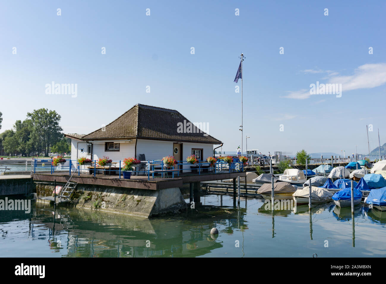 Biel, BE / Suisse - 28 août 2019 : vue de l'école et le port en bateau sur le lac de Bienne en Suisse Banque D'Images