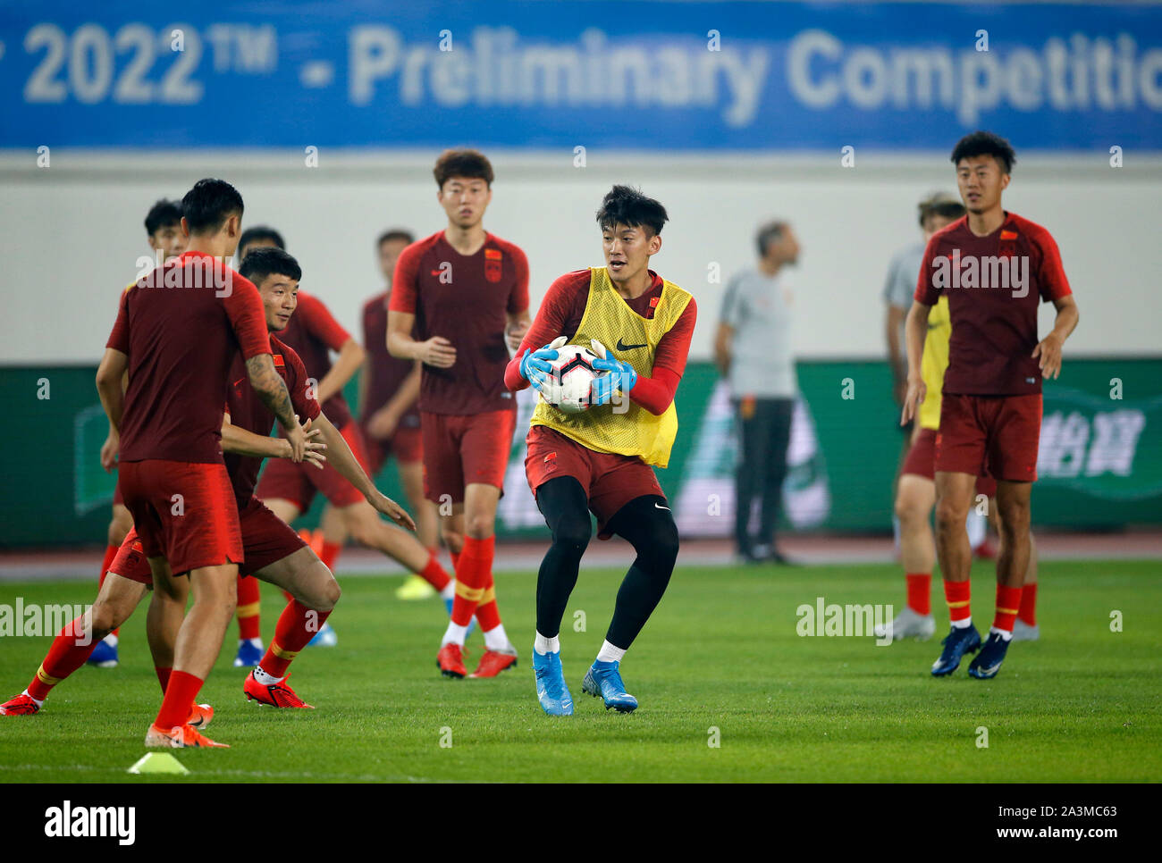 (191009) -- GUANGZHOU, 9 octobre 2019 (Xinhua) -- La Chine's players assister à la séance de formation une journée d'avance du groupe d'un deuxième tour entre la Chine et Guam à la Coupe du Monde de la FIFA 2022 et le Qatar se sont déroulées d Chine 2023 Qualification préliminaire conjoint à Guangzhou, capitale du sud de la province chinoise du Guangdong, le 9 octobre 2019. (Xinhua/Ding Xu) Banque D'Images