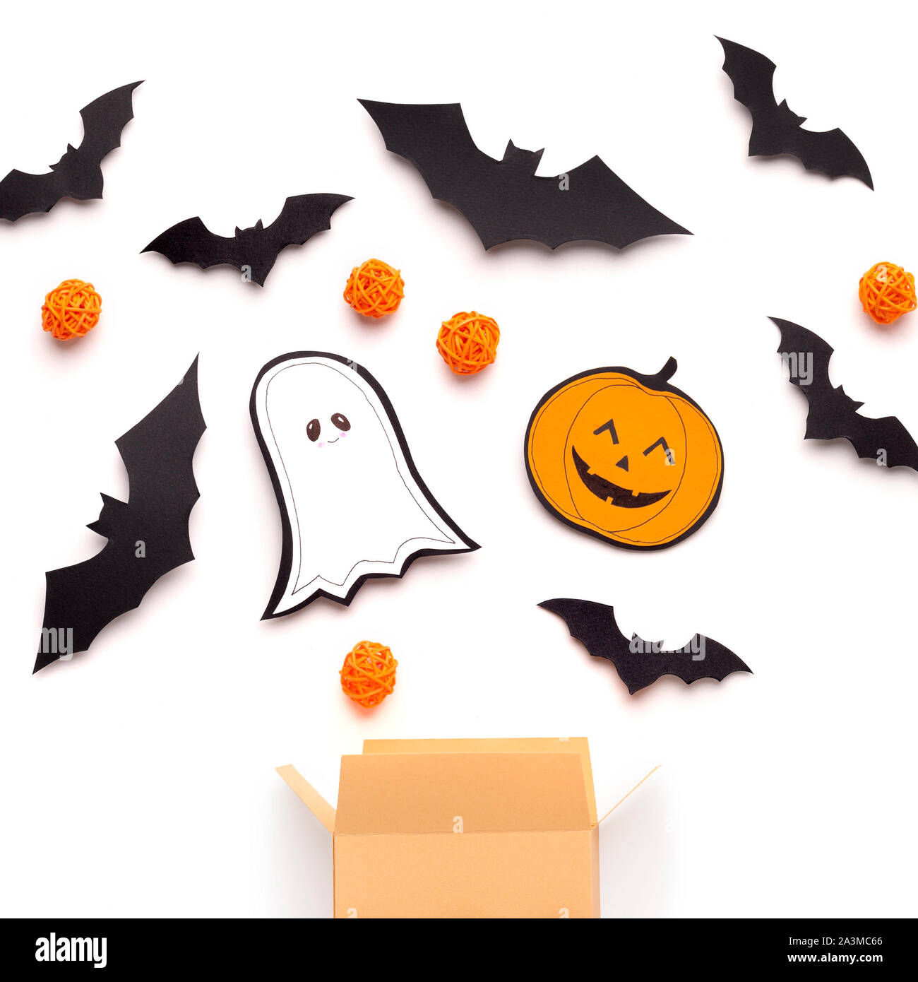 Close up de papier Halloween chiffres et traiter ou bonbons trick Banque D'Images