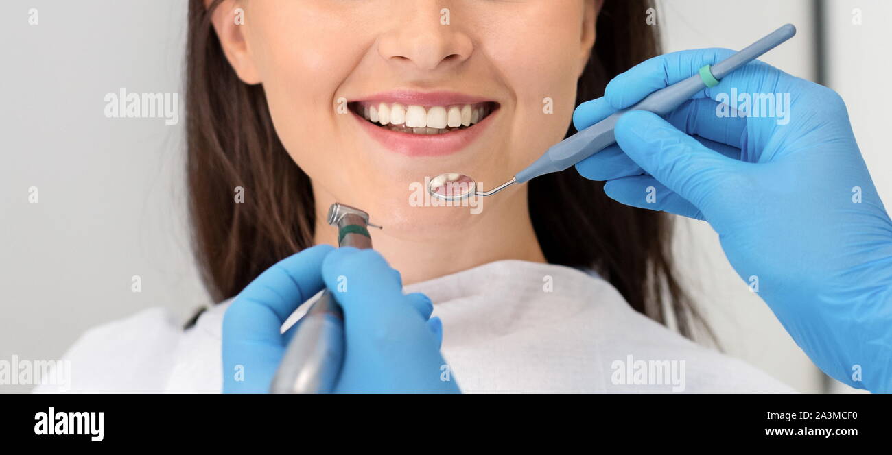 Portrait of smiling woman attenting clinique dentaire Banque D'Images