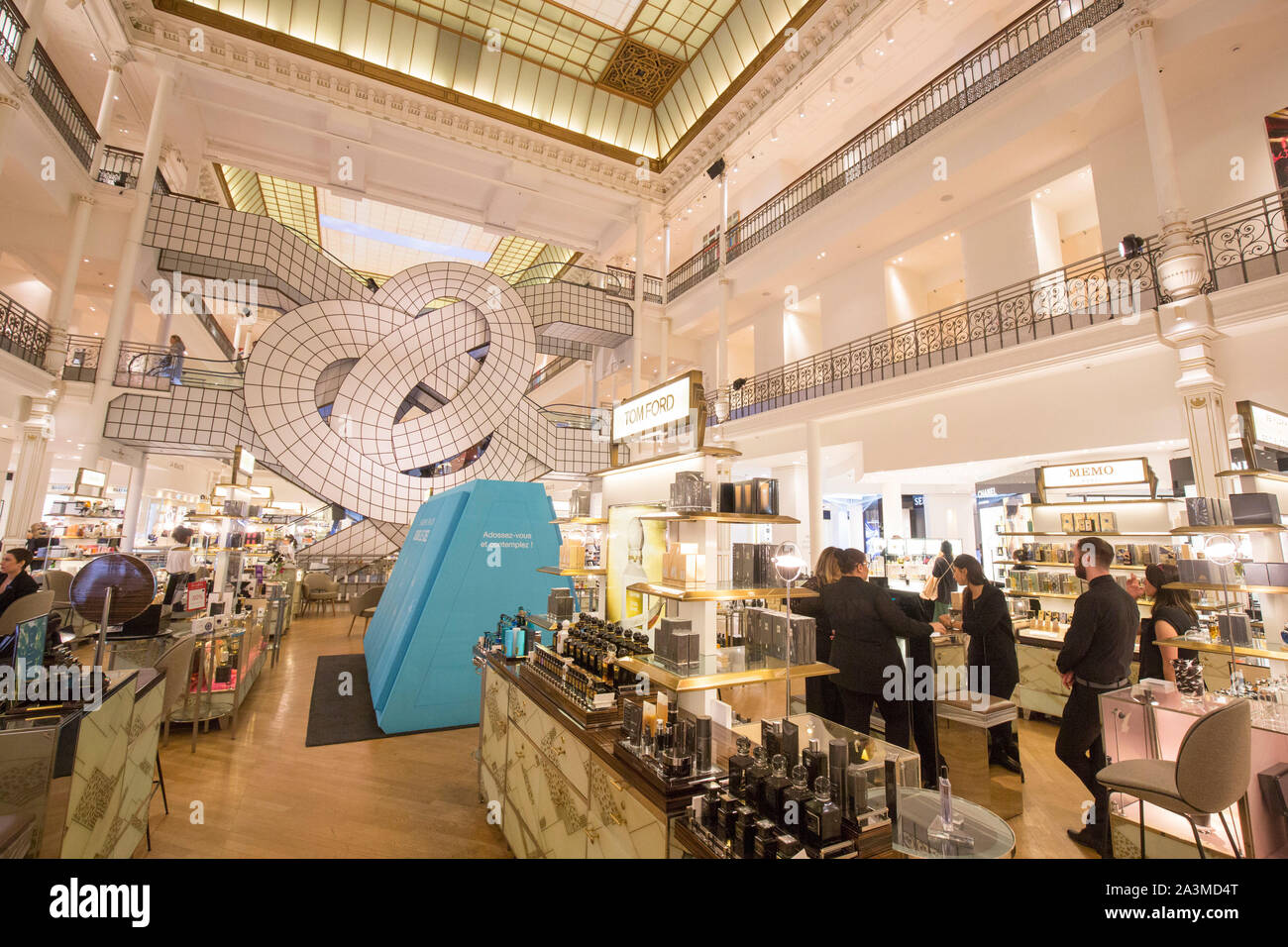 LEANDRO ERLICH PRÉOCCUPE LES SENS AVEC LE BON MARCHE LA PIÈCE Banque D'Images