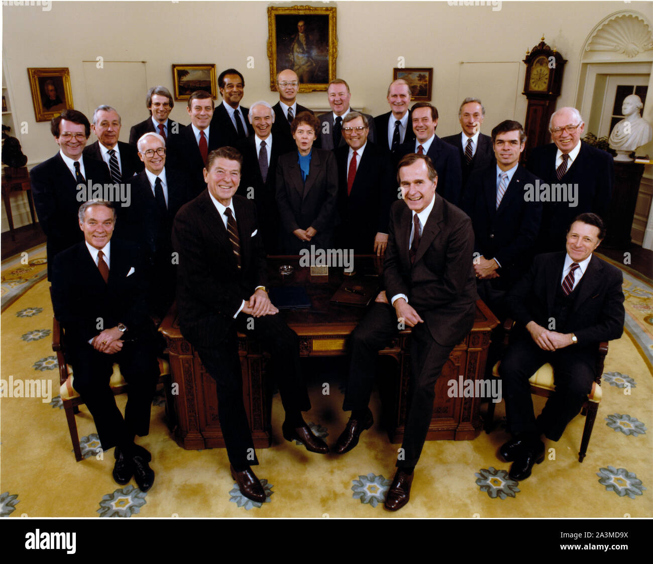 'Photo de classe' de 1981 du Cabinet Reagan prises dans l'ovale à la Maison Blanche à Washington, DC le mercredi 4 février 1981. De gauche à droite, première rangée : Alexander M. Haig, secrétaire d'État ; le président des États-Unis, Ronald Reagan, et vice-président des États-Unis George H. W. Bush ; Caspar W. Weinberger, secrétaire de la Défense. De gauche à droite, deuxième rangée : Raymond J. Donovan, secrétaire du Travail ; Donald T. Regan, secrétaire au Trésor ; H. Terrel Bell, Secrétaire de l'éducation ; David Stockman, Directeur, Bureau de la gestion et du budget ; Andrew L. Lewis, secrétaire des Transports ; Samuel R. Pierce, Banque D'Images